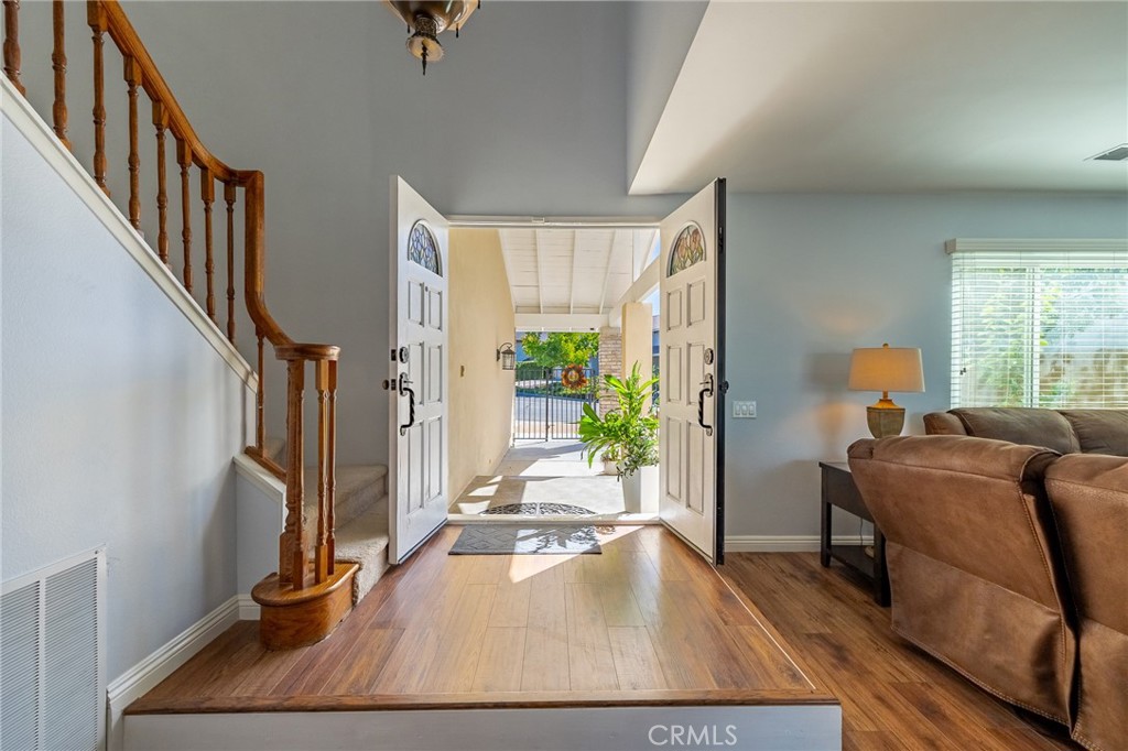 5217 E Rolling Hills Drive