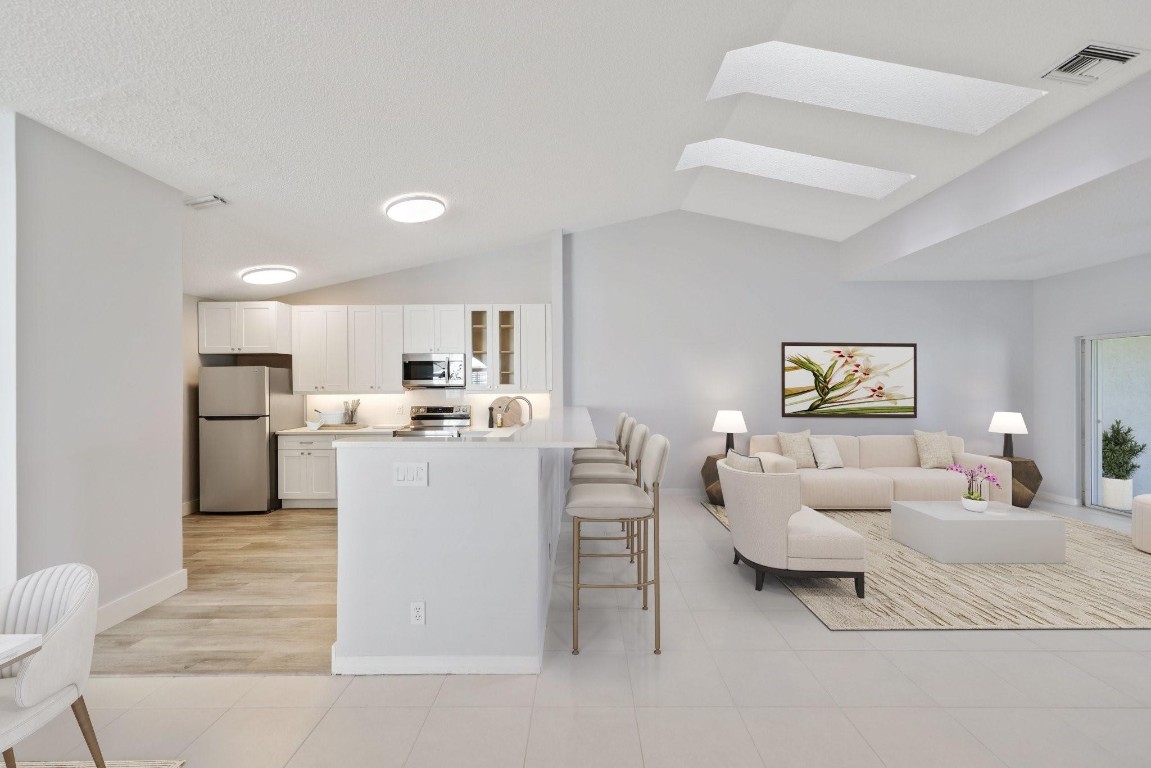 6175 Floral Lakes Dr