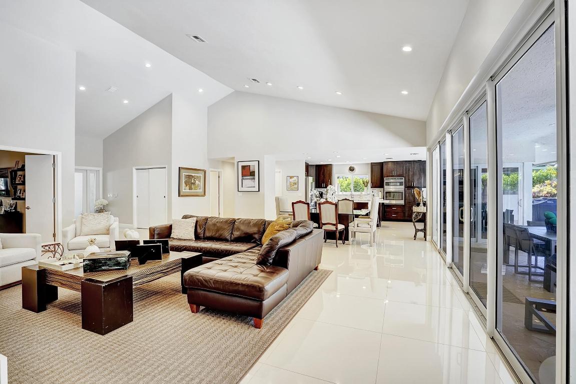 3952 Live Oak Boulevard