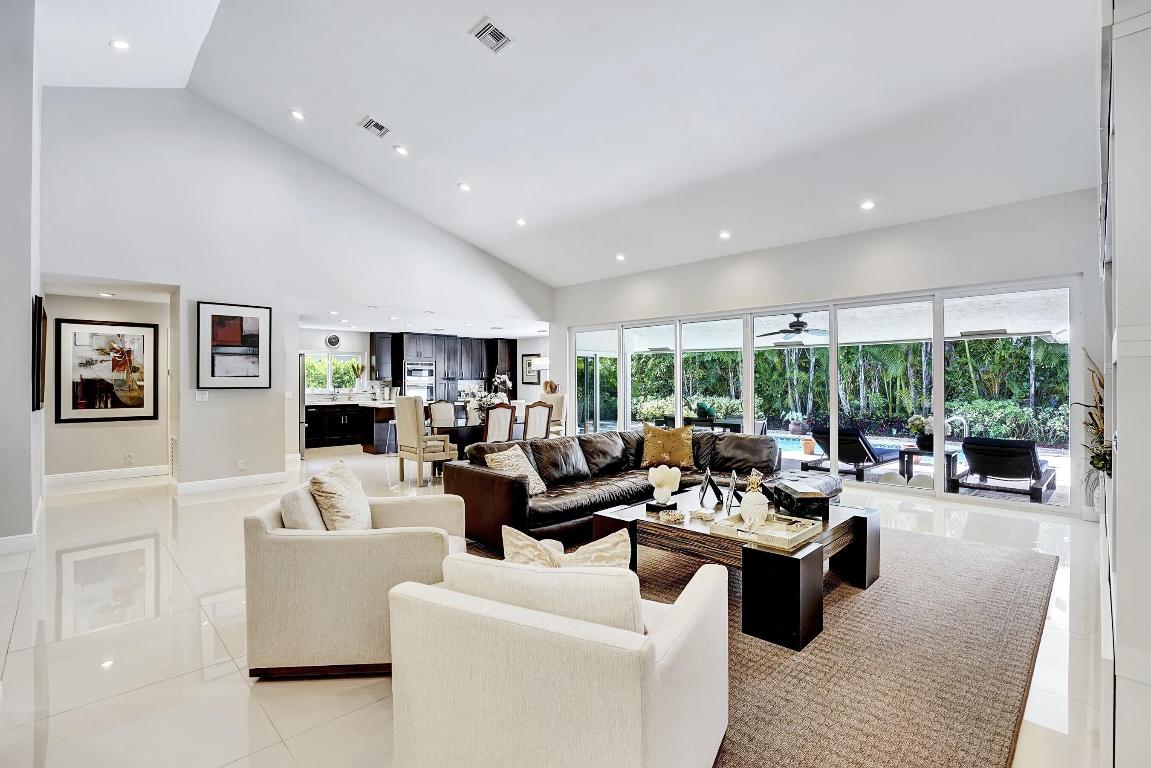 3952 Live Oak Boulevard