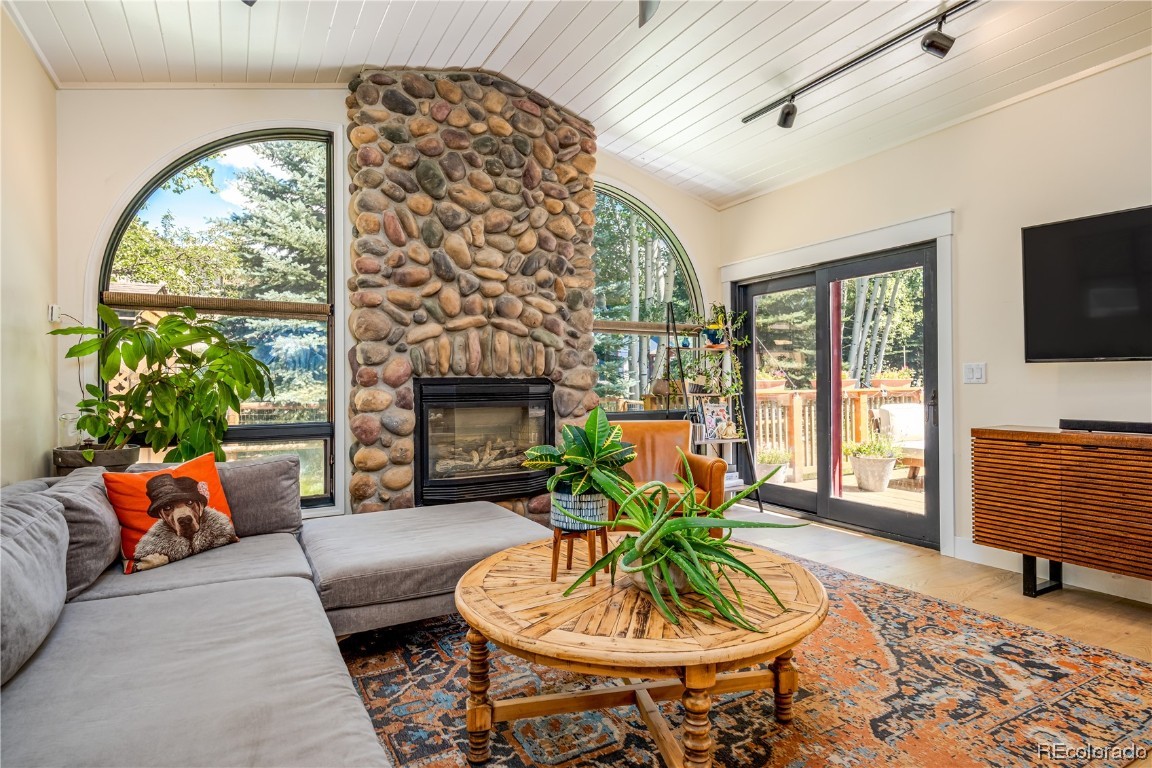 1245 Meadowood COURT