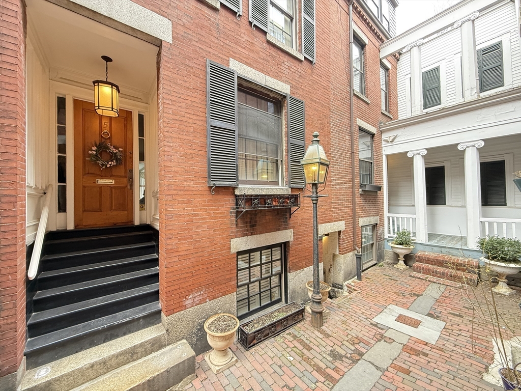 5 Rollins Place