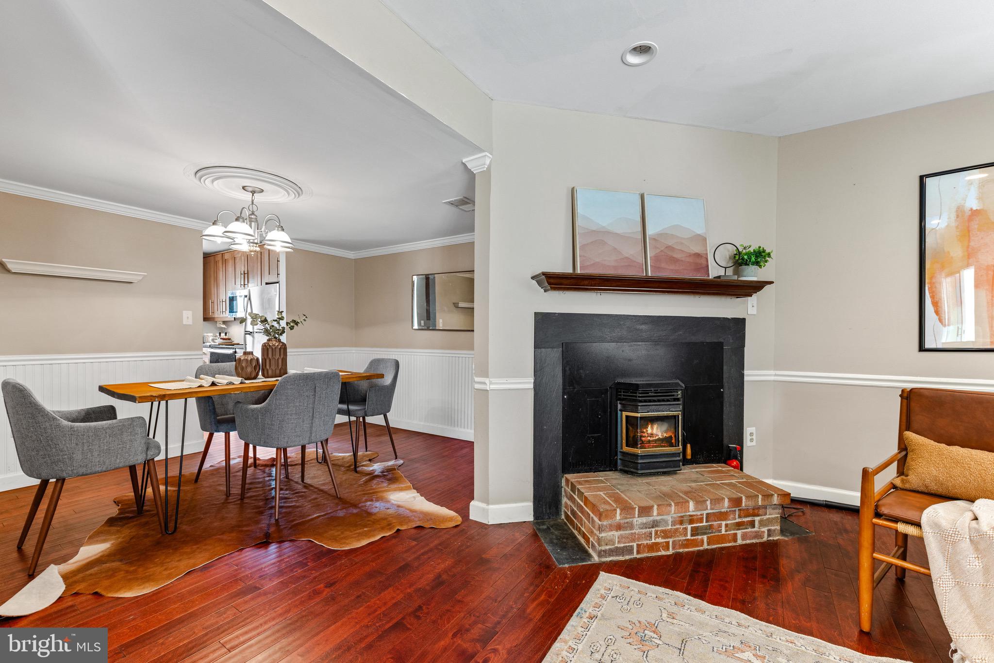 1607 WOODTREE COURT W