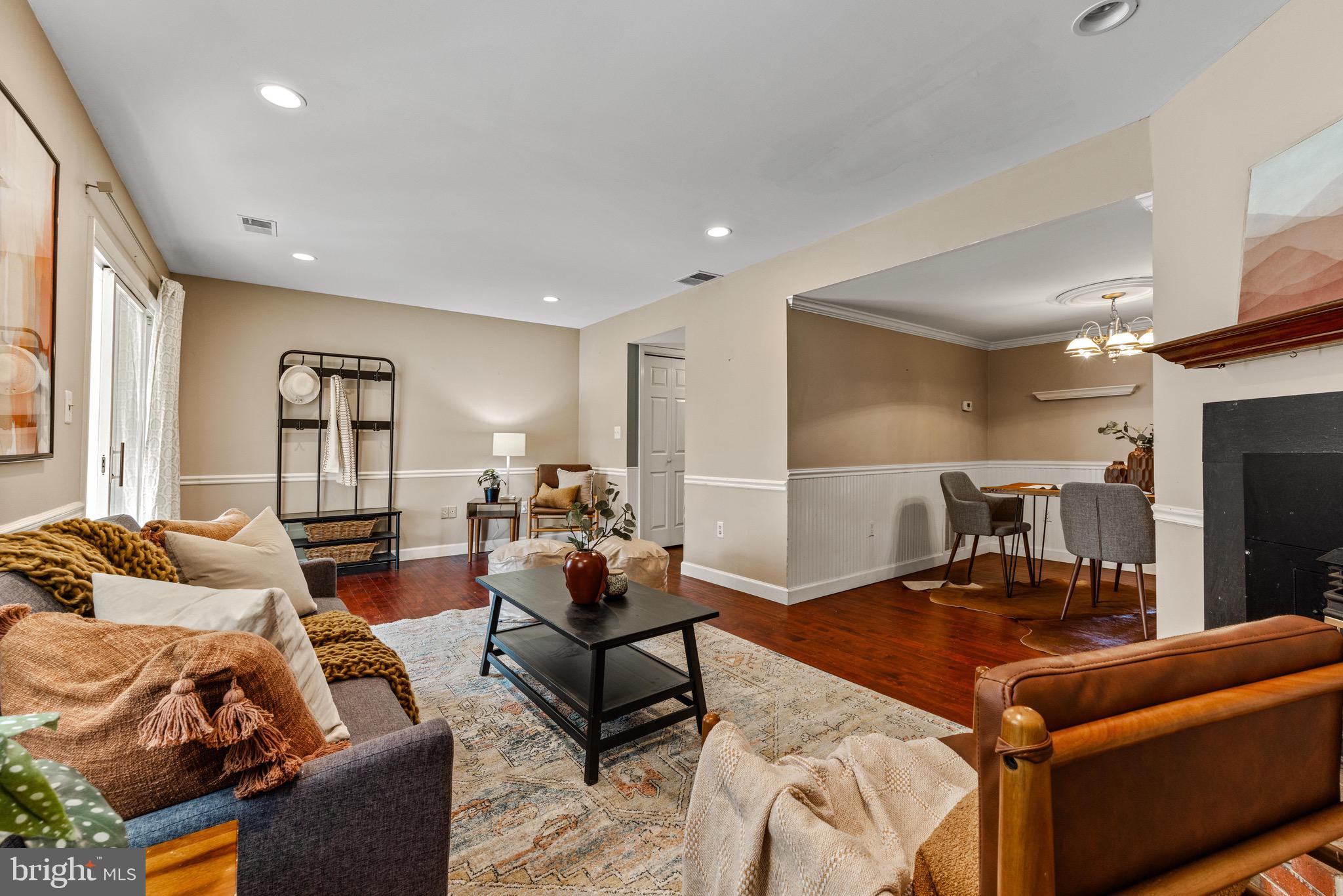 1607 WOODTREE COURT W