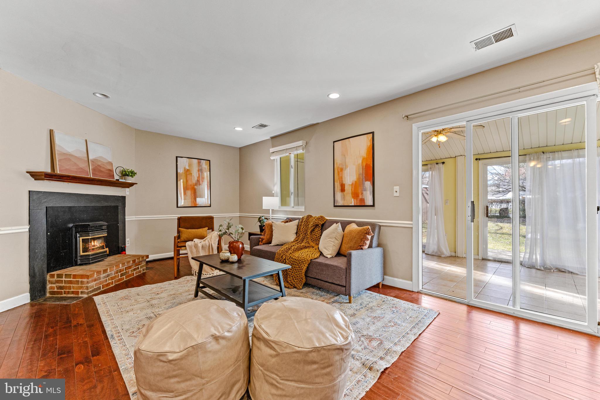 1607 WOODTREE COURT W