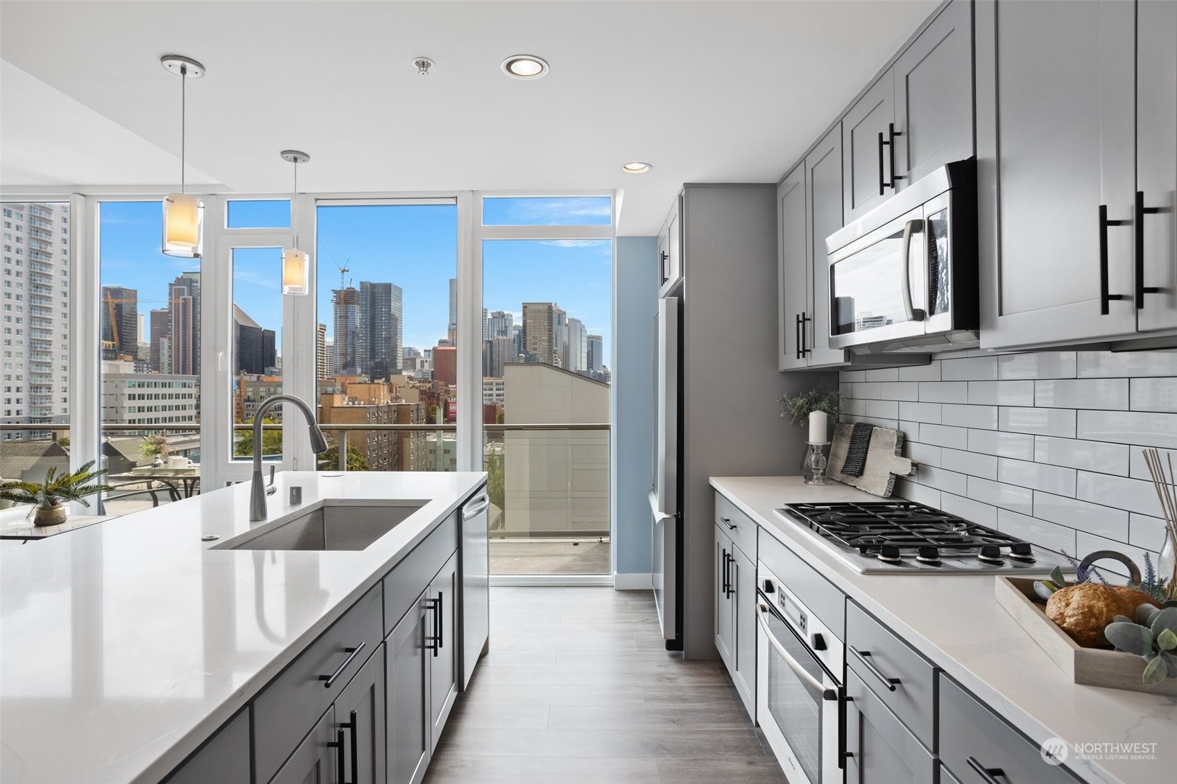 76 Cedar Street Unit: PH09
