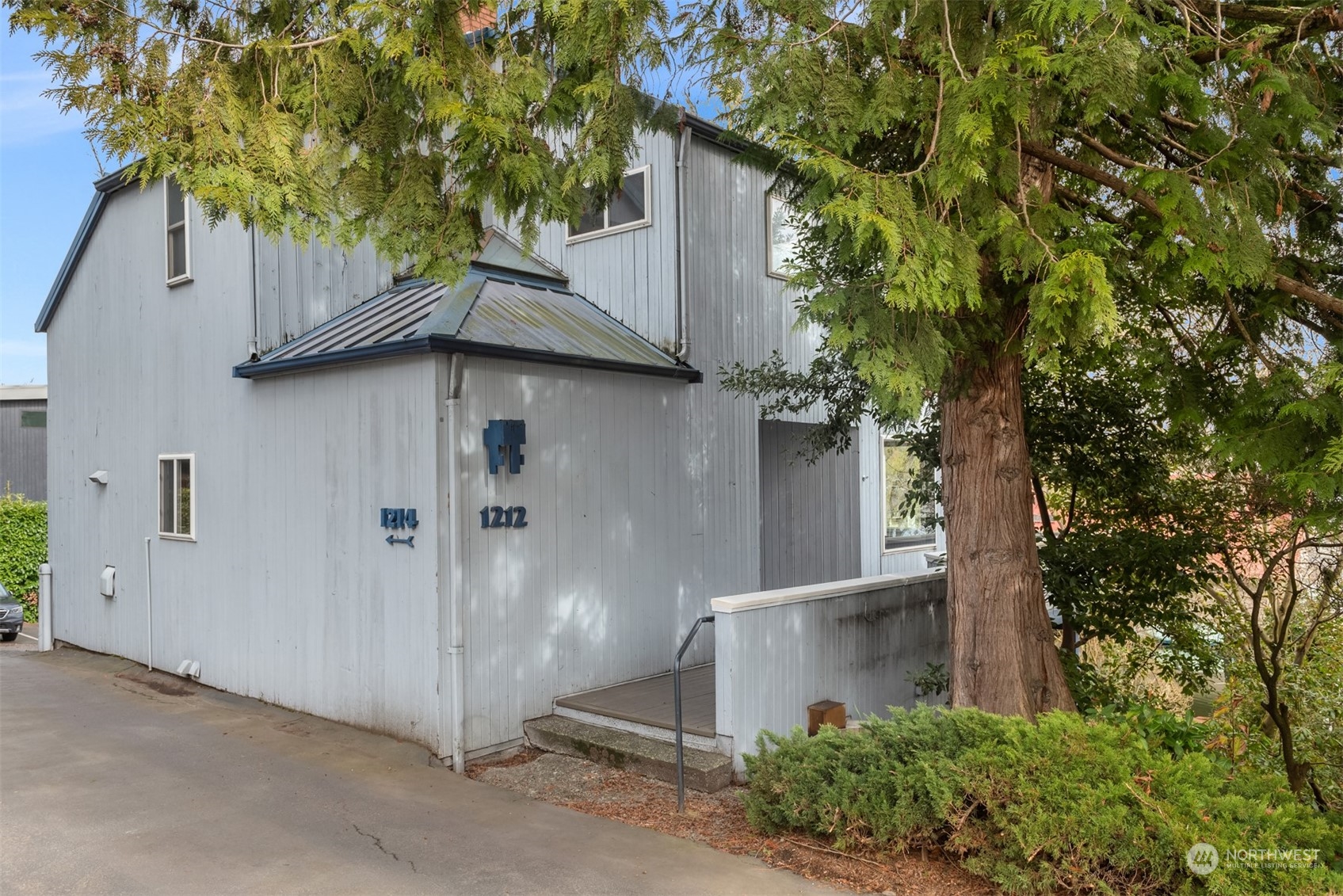1212 E Hamlin Street