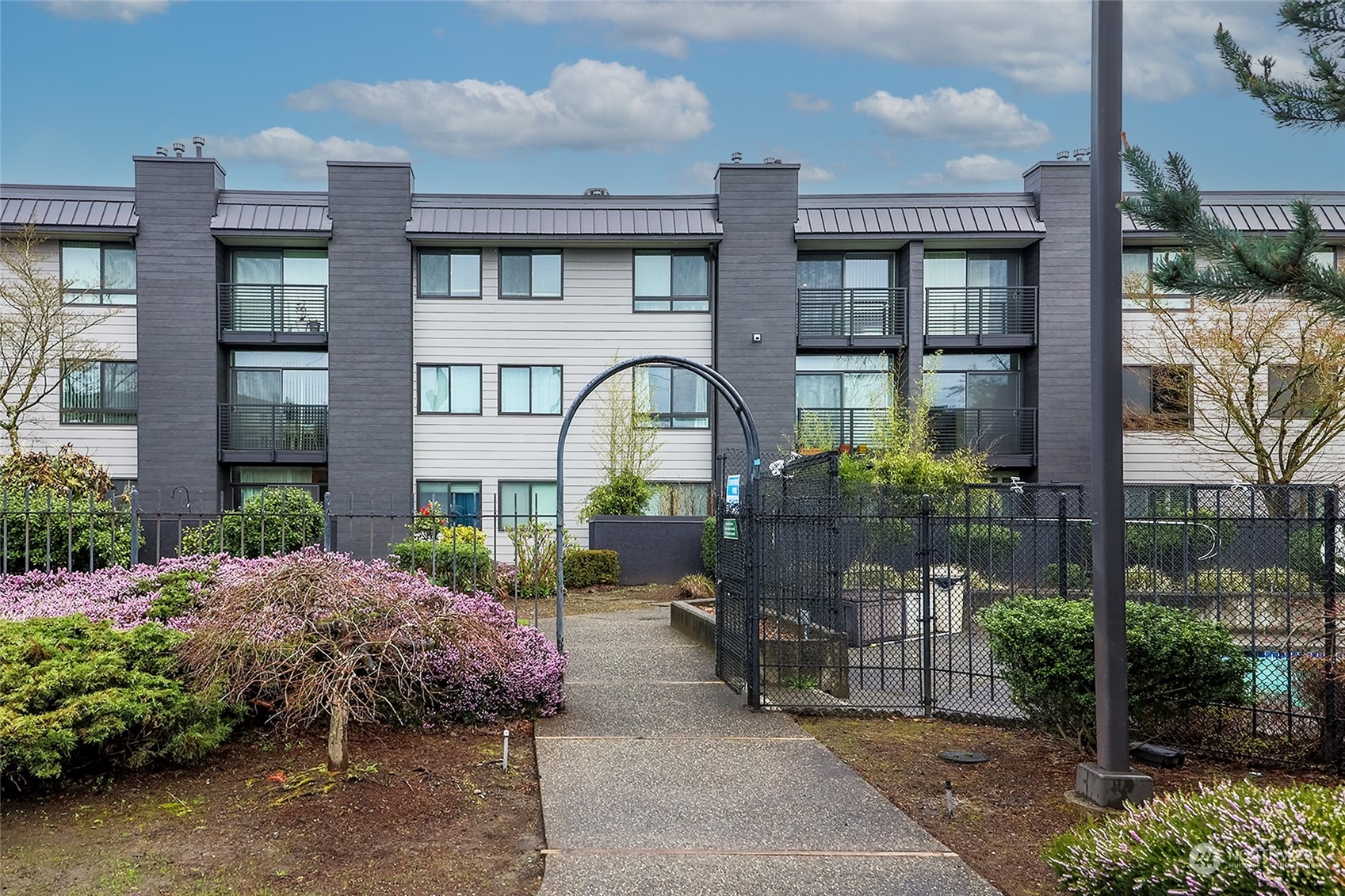 11300 1st Avenue NE Unit: 121