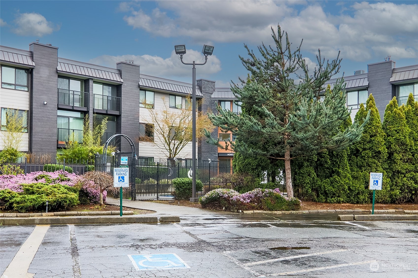 11300 1st Avenue NE Unit: 121