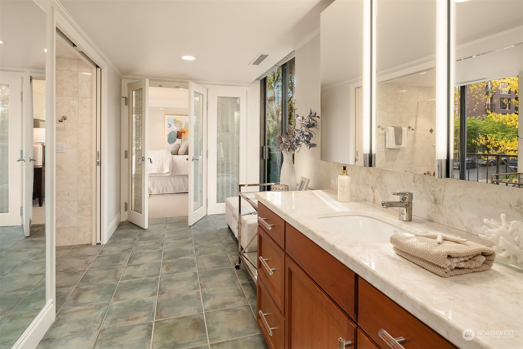 111 W Highland Drive Unit: 2W