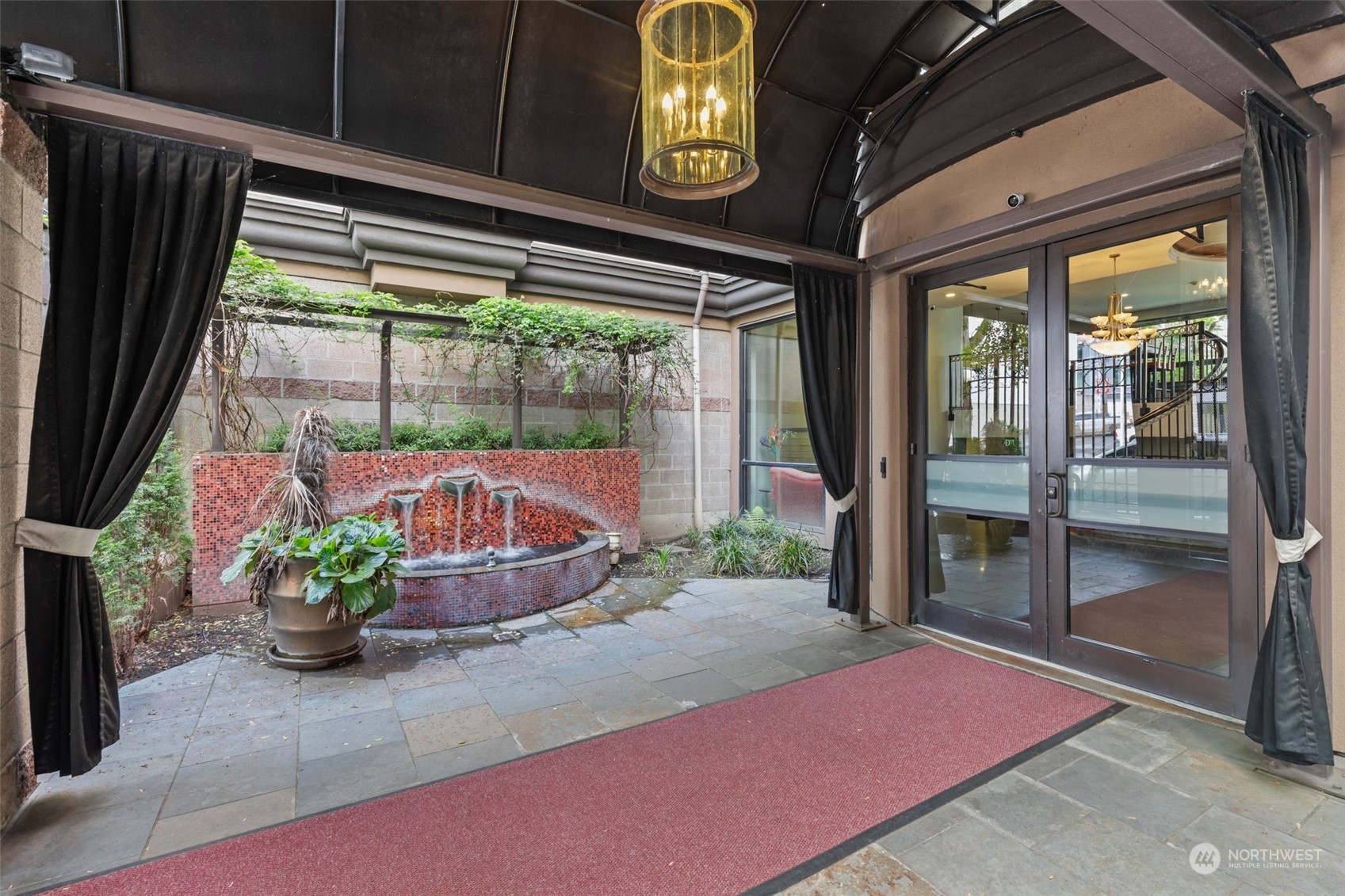 323 Queen Anne Ave N Unit: 410