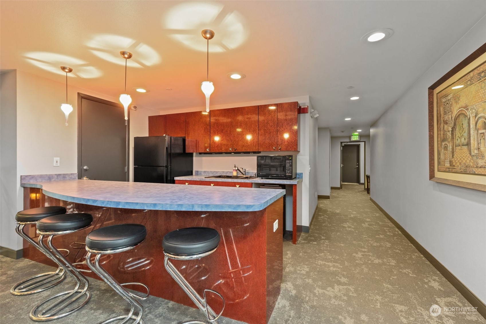 323 Queen Anne Ave N Unit: 410