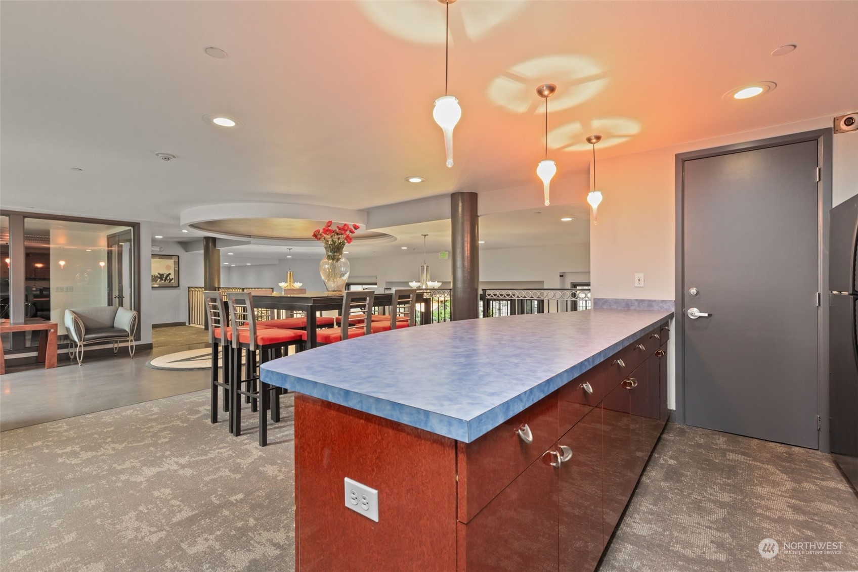 323 Queen Anne Ave N Unit: 410