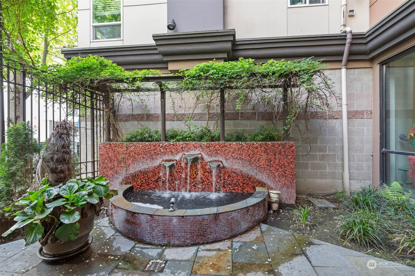 323 Queen Anne Ave N Unit: 410