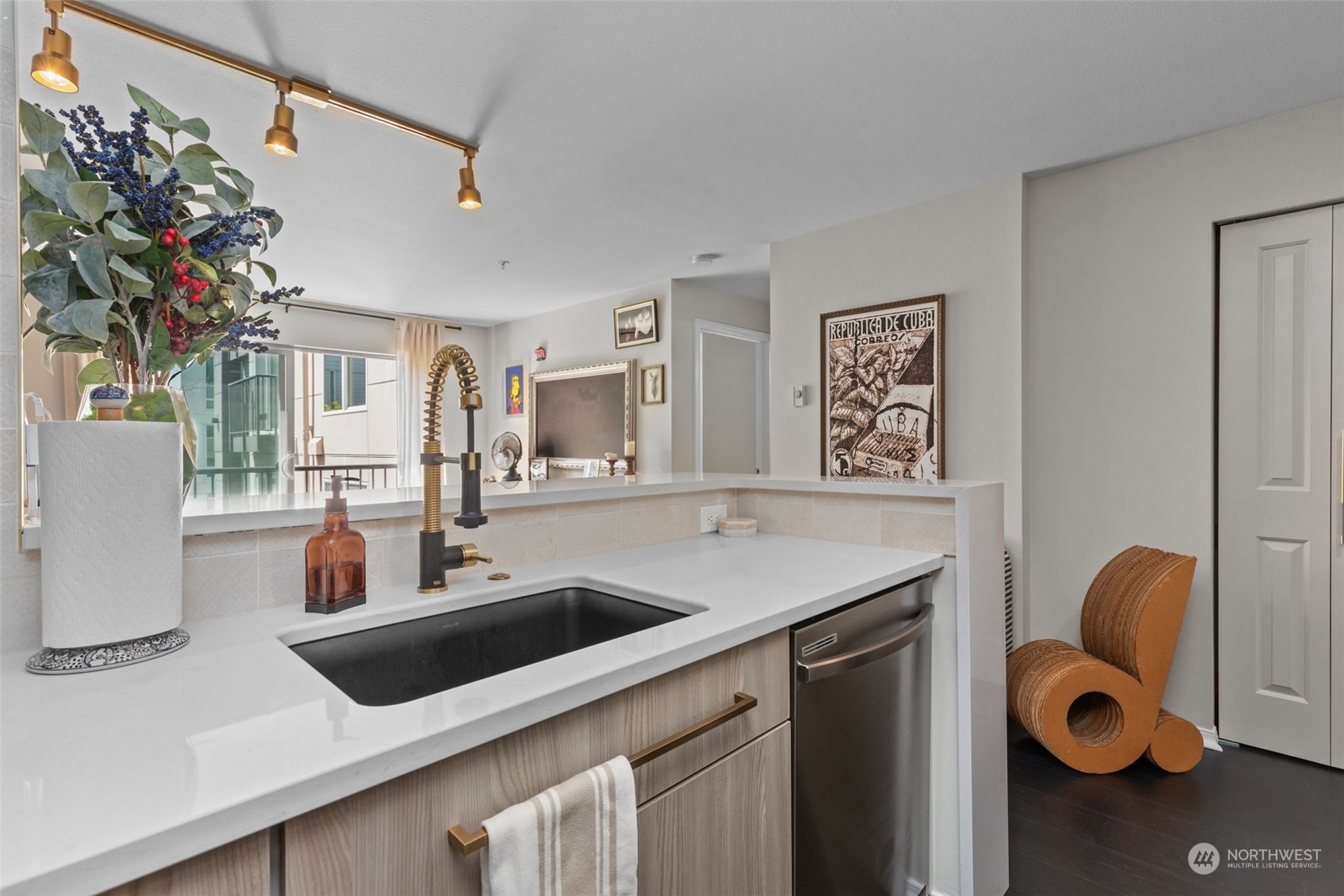 323 Queen Anne Ave N Unit: 410