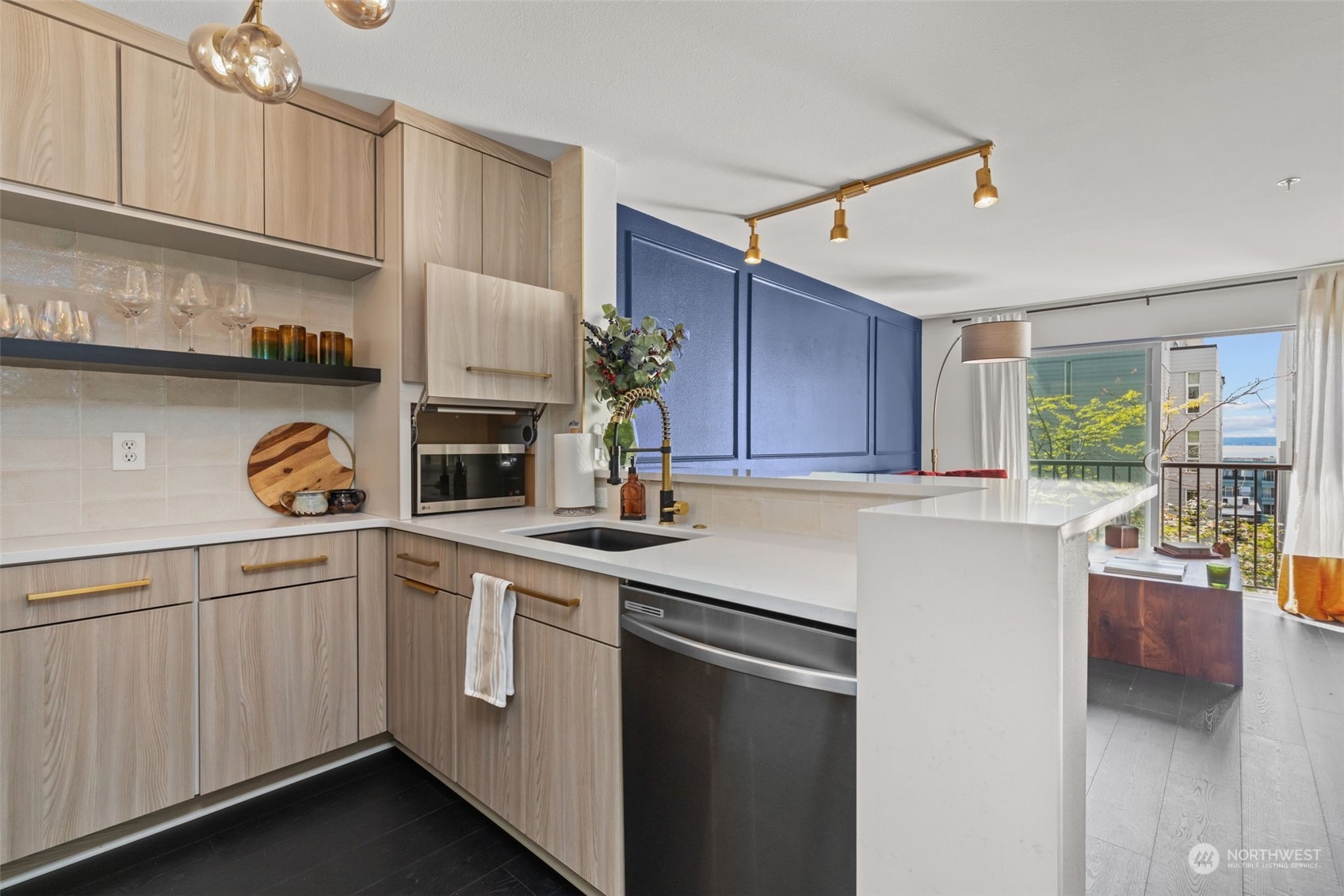 323 Queen Anne Ave N Unit: 410