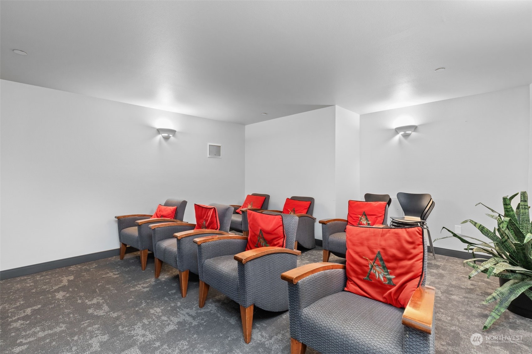 323 Queen Anne Ave N Unit: 410