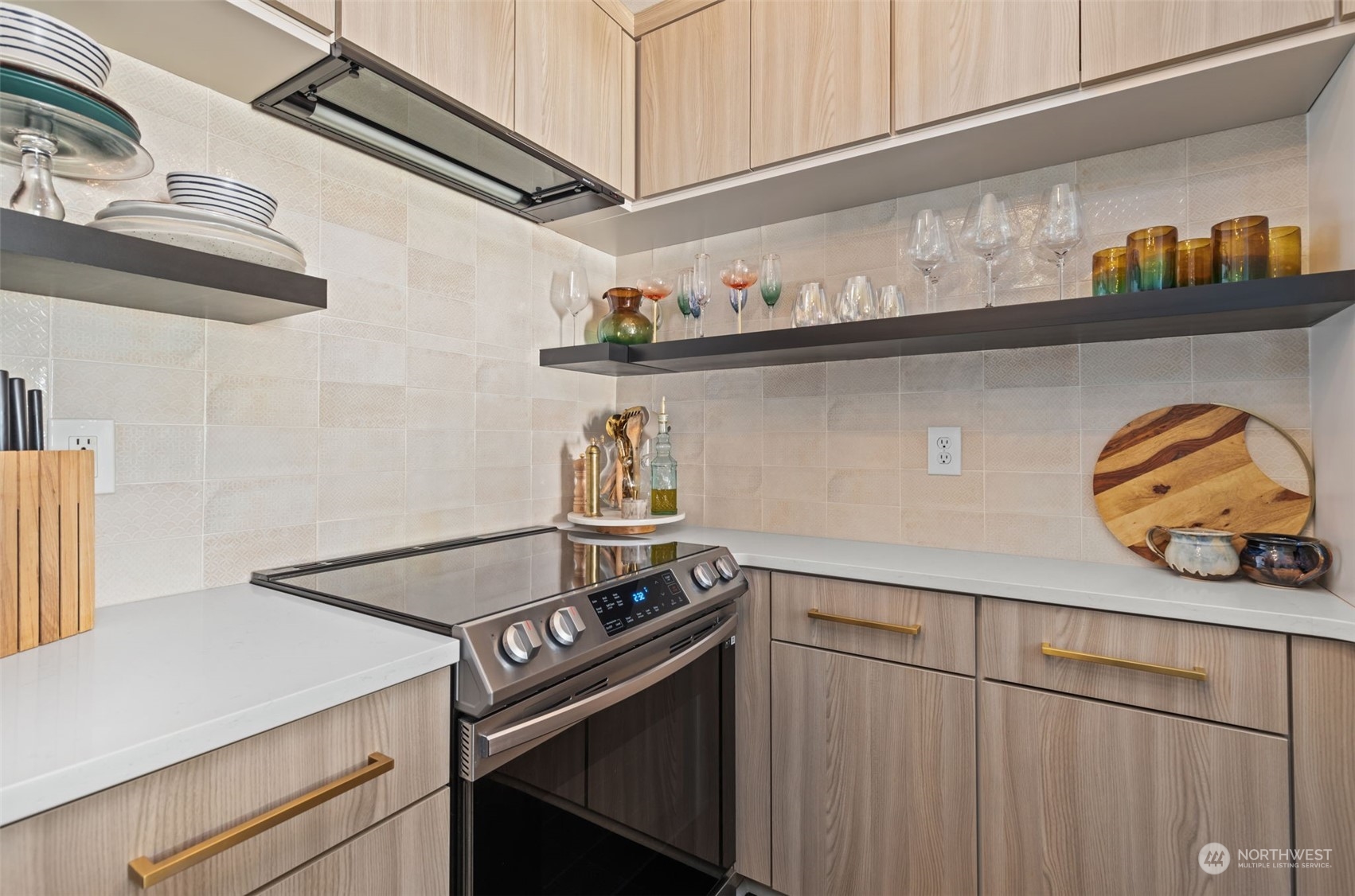 323 Queen Anne Ave N Unit: 410