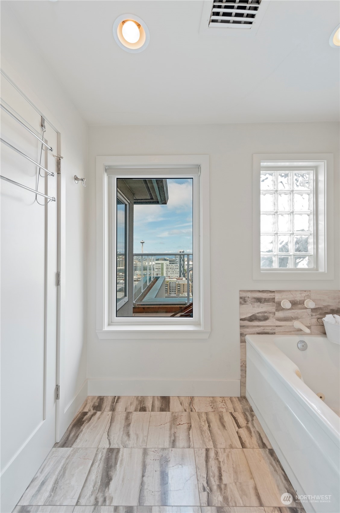 420 Melrose Avenue E Unit: 901