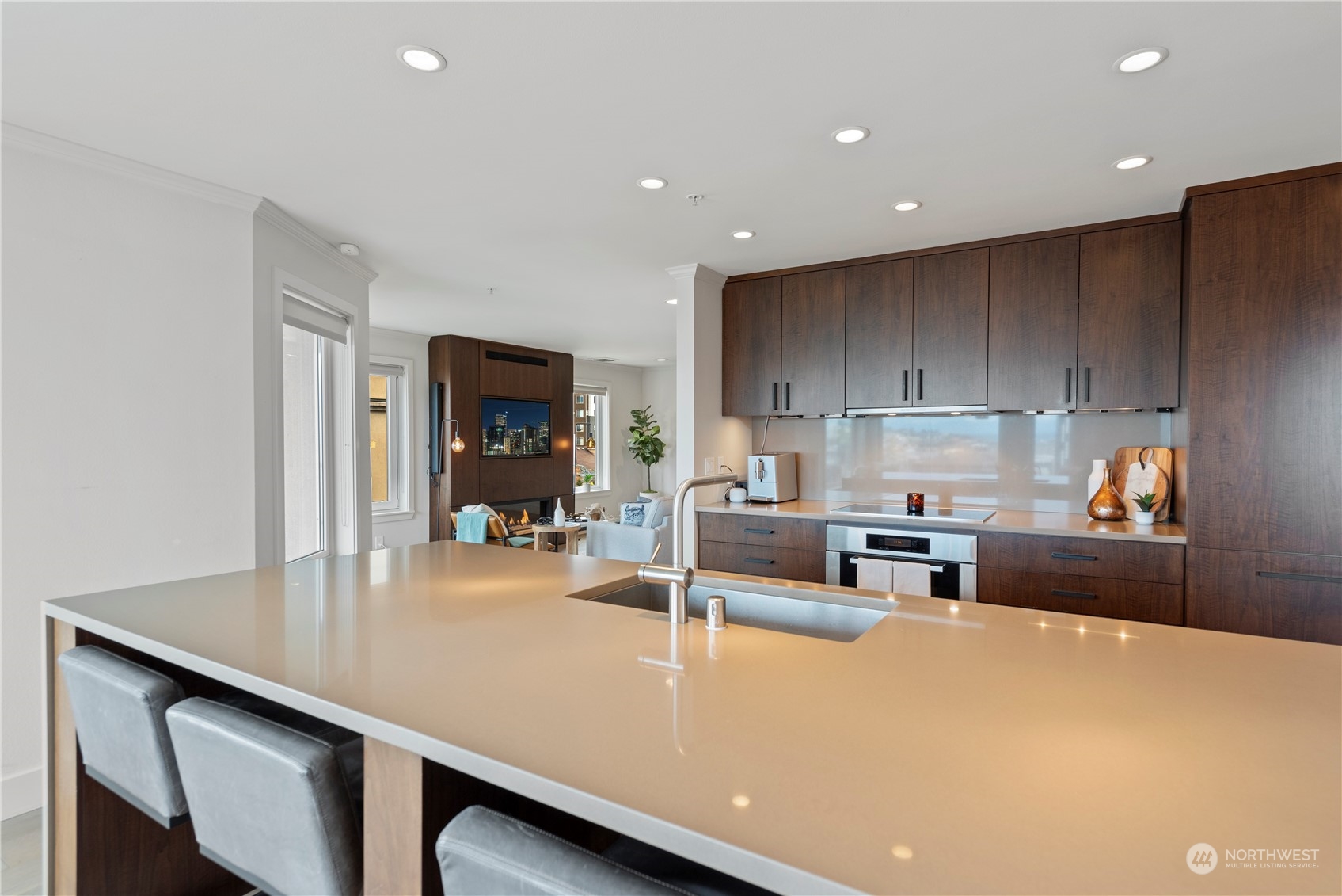 420 Melrose Avenue E Unit: 901