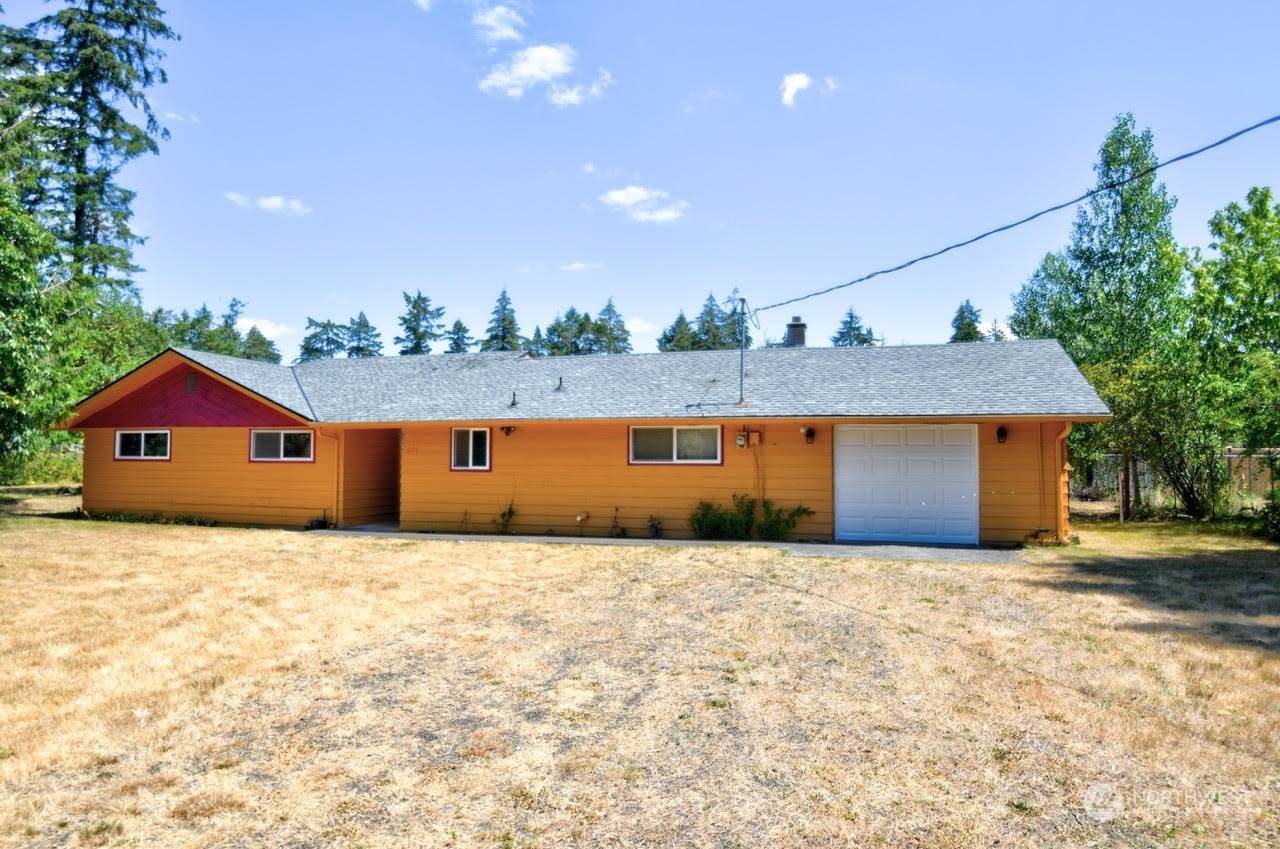 221 E Woodland Drive