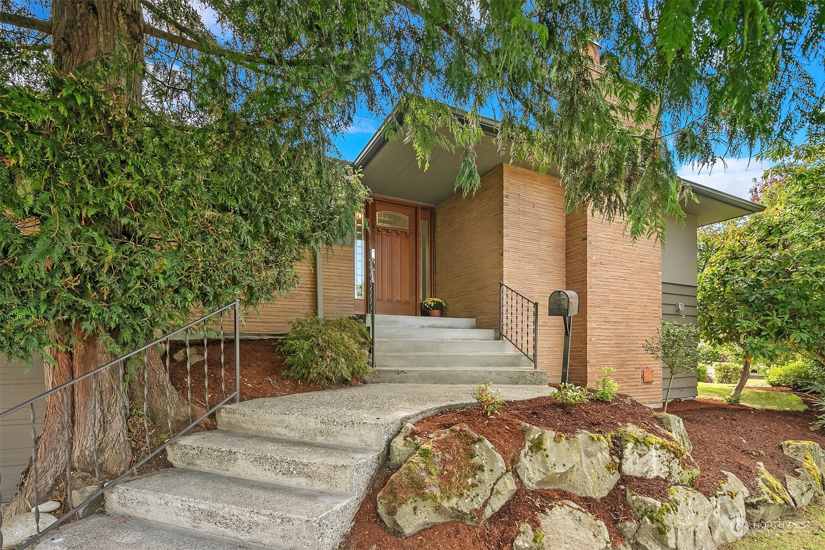 5900 44th Avenue SW
