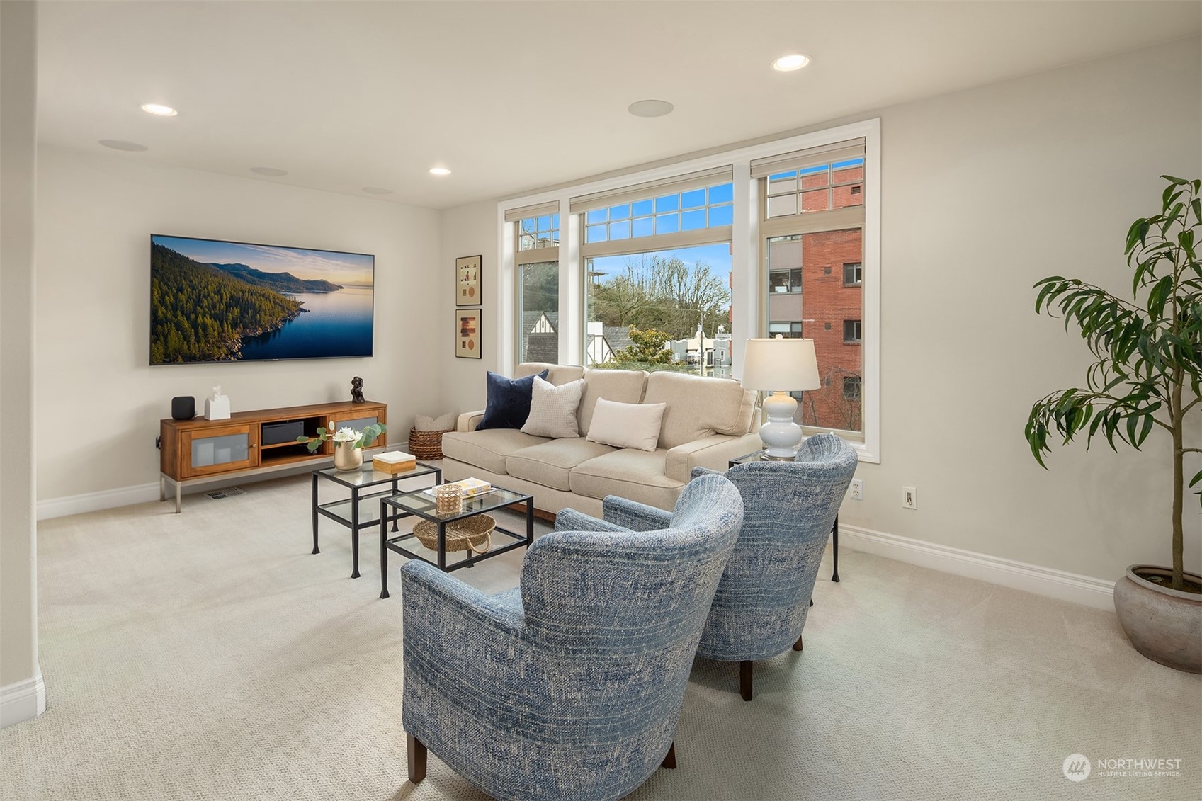 4 W Lee Street