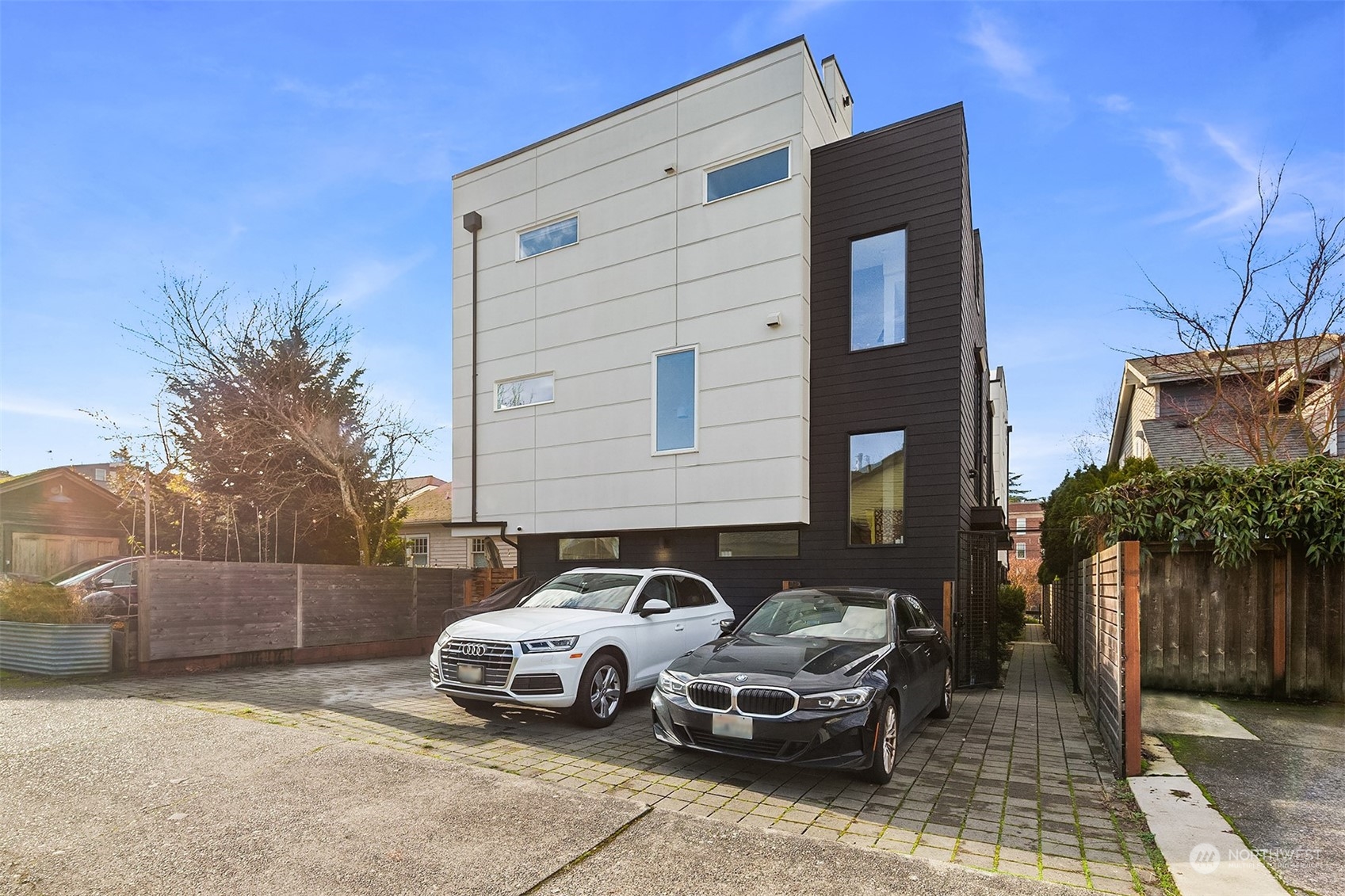 4332 Woodlawn Avenue N Unit: B
