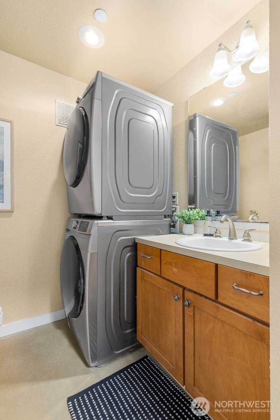1021 SE Everett Mall Way Unit: I