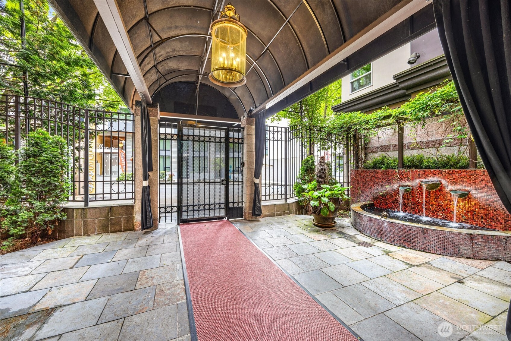 323 Queen Anne Avenue N Unit: 502