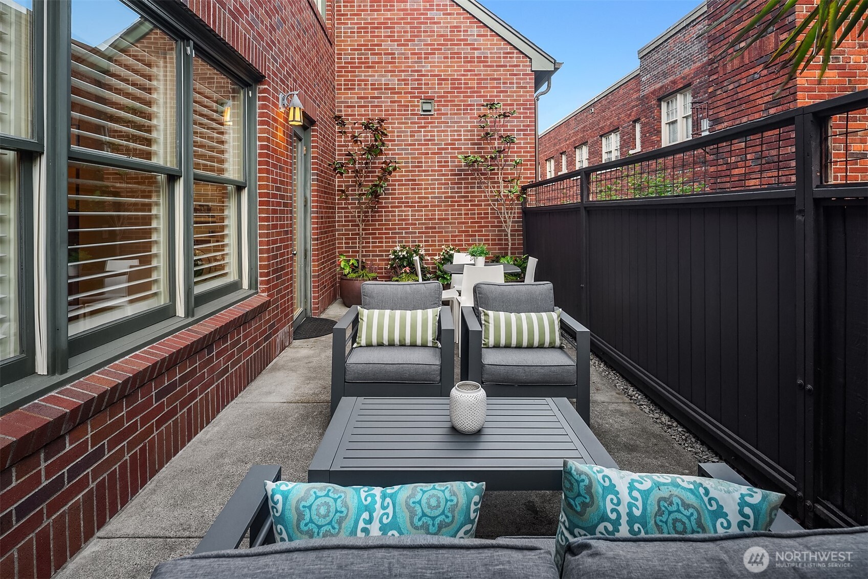 115 W Comstock Street