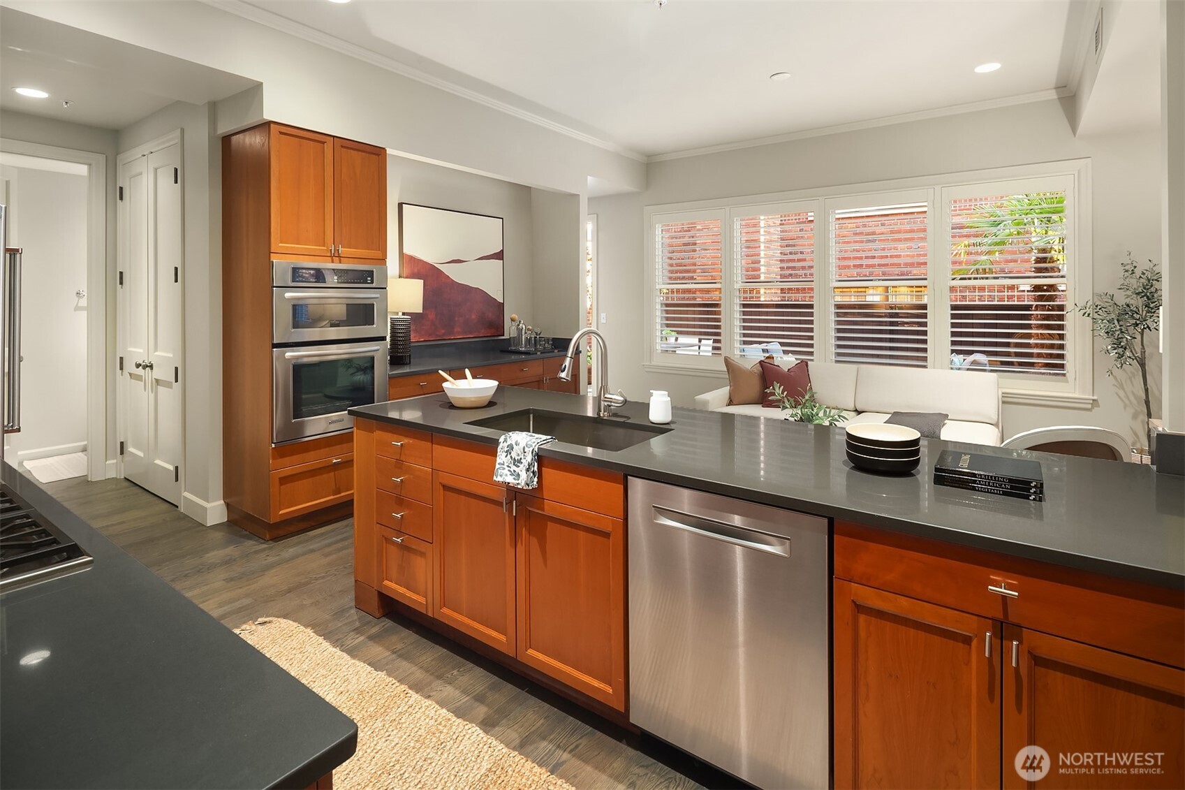 115 W Comstock Street