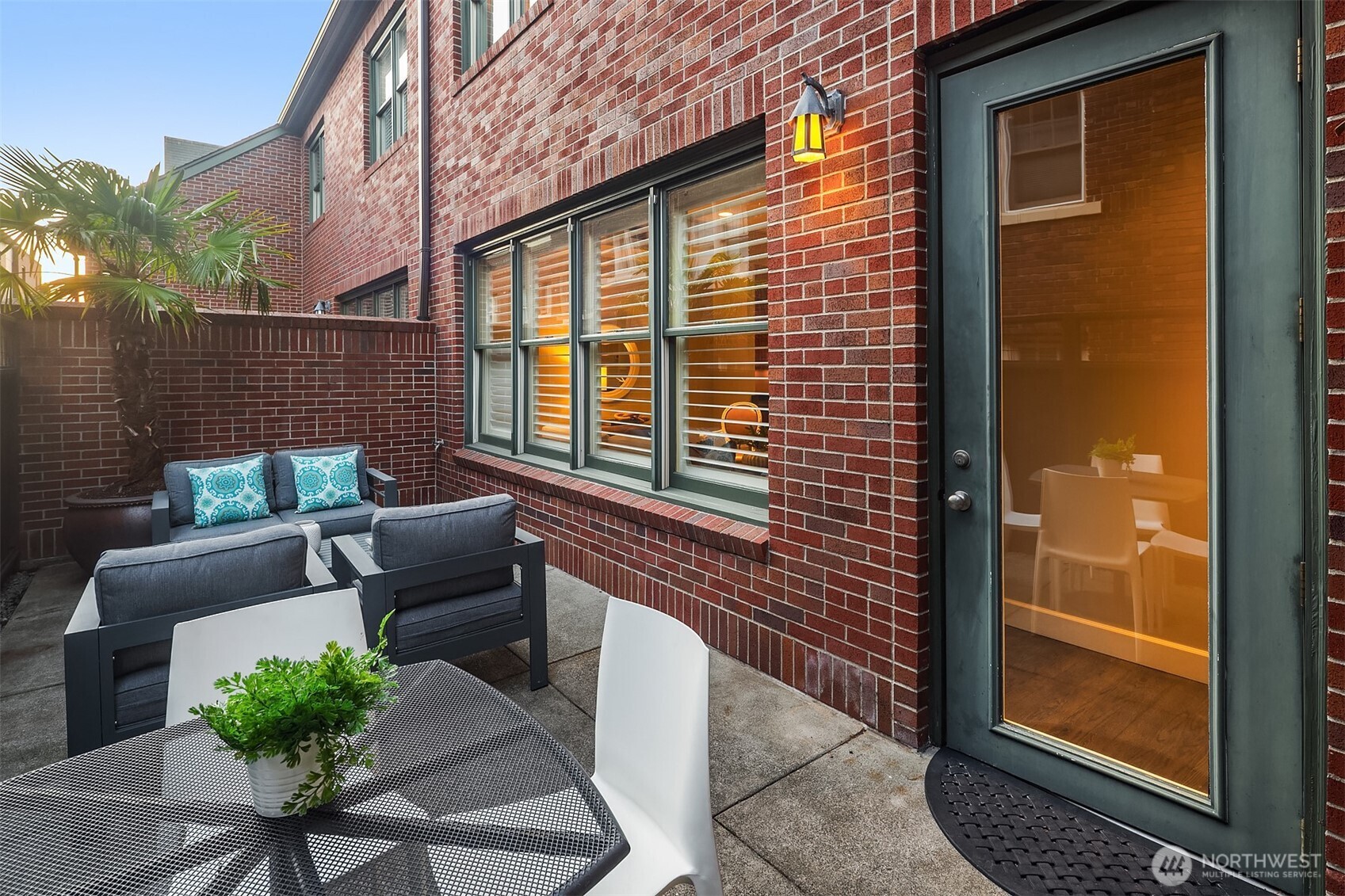 115 W Comstock Street
