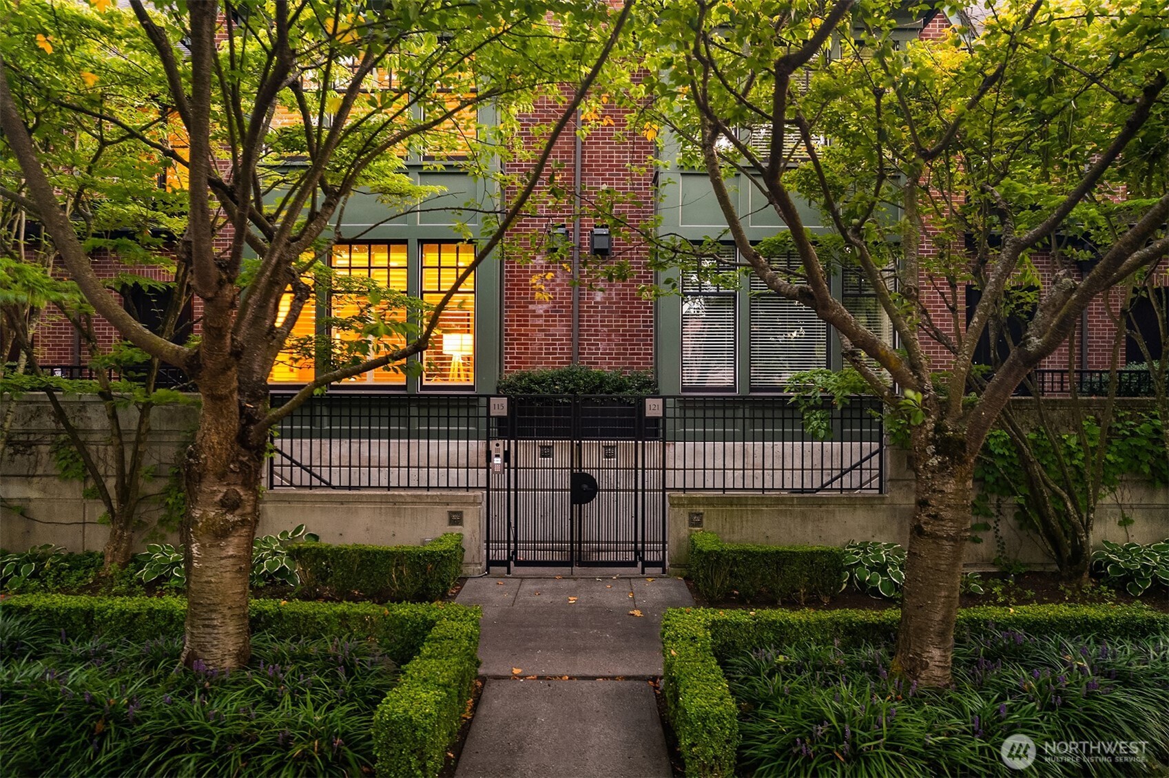 115 W Comstock Street