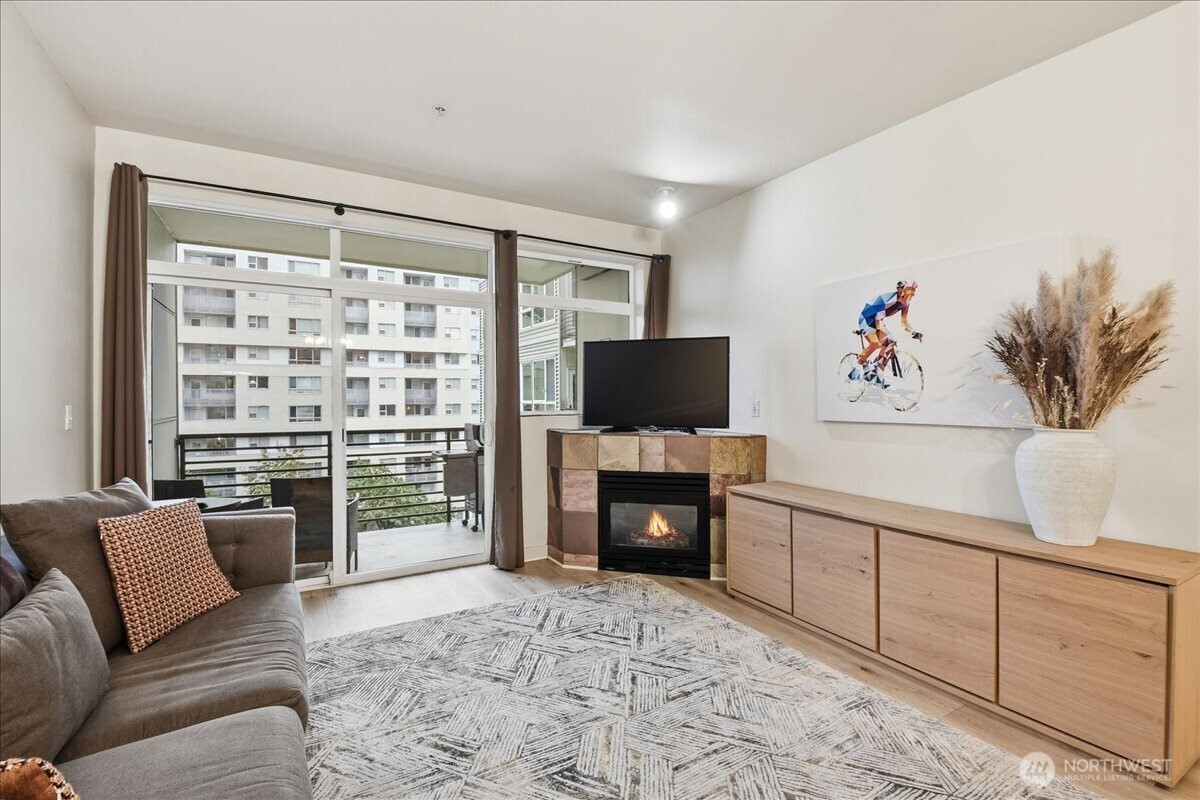 300 110th Avenue NE Unit: 412