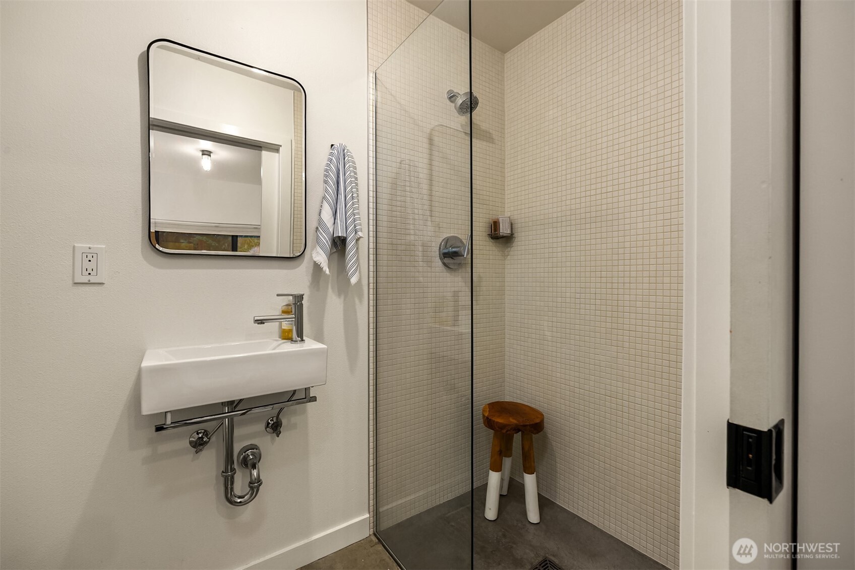 522 Madrona Way NE Unit: 4