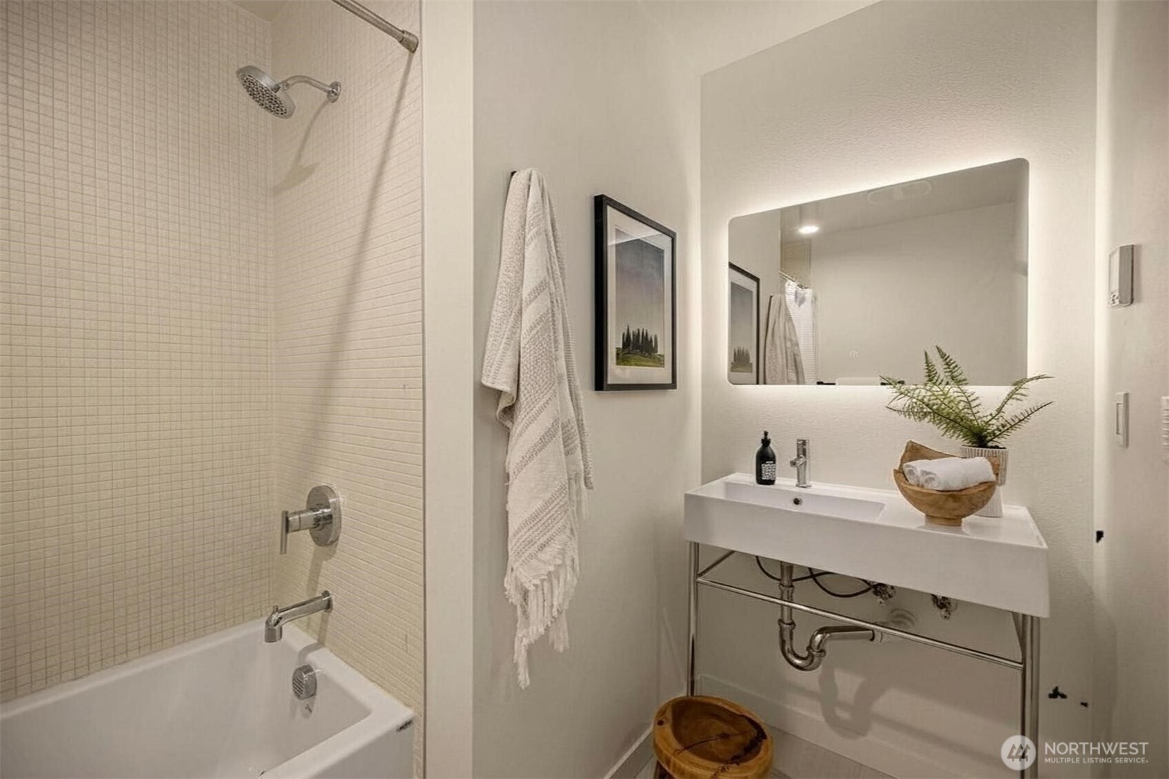 522 Madrona Way NE Unit: 4