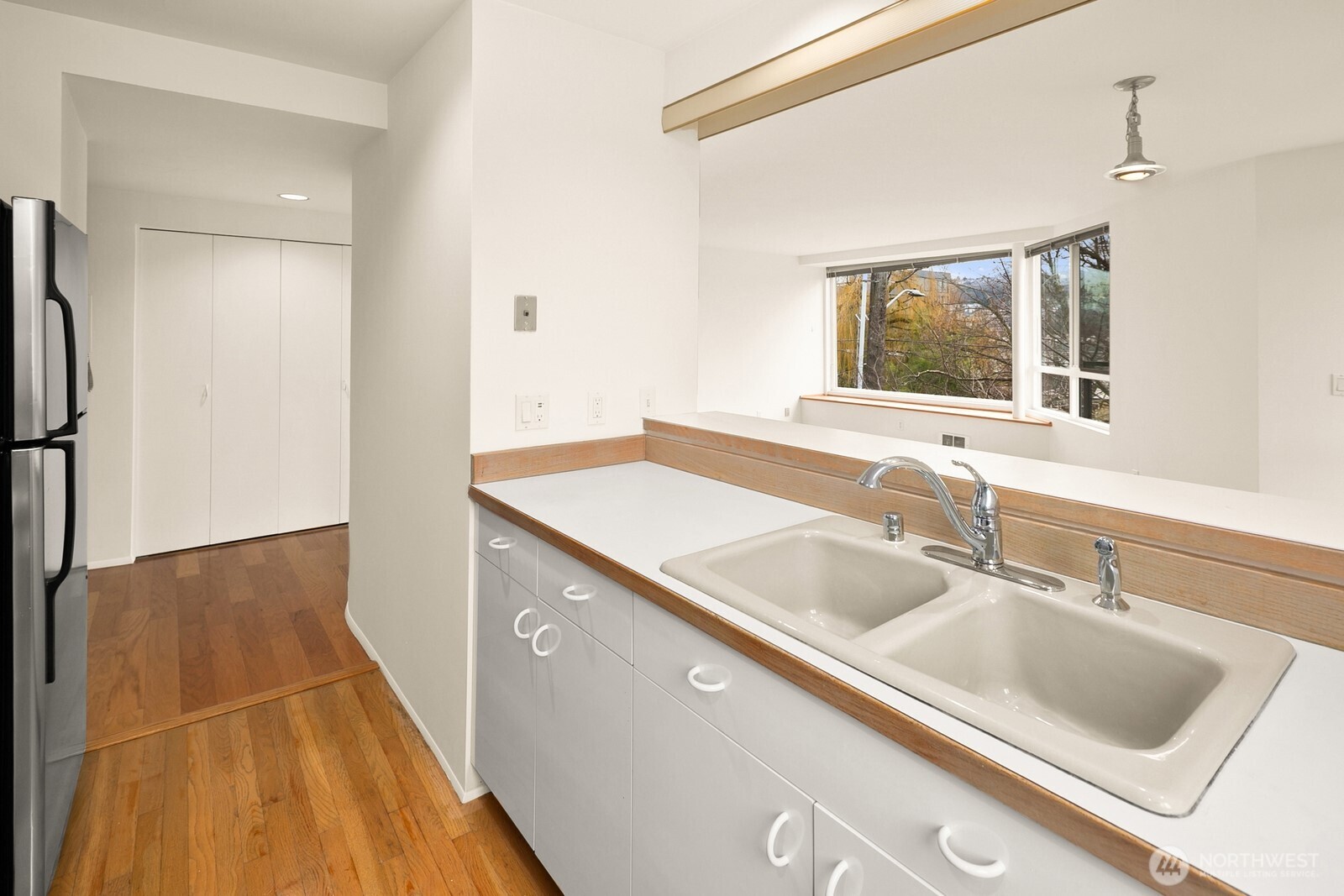 2328 Fairview Avenue E Unit: 201