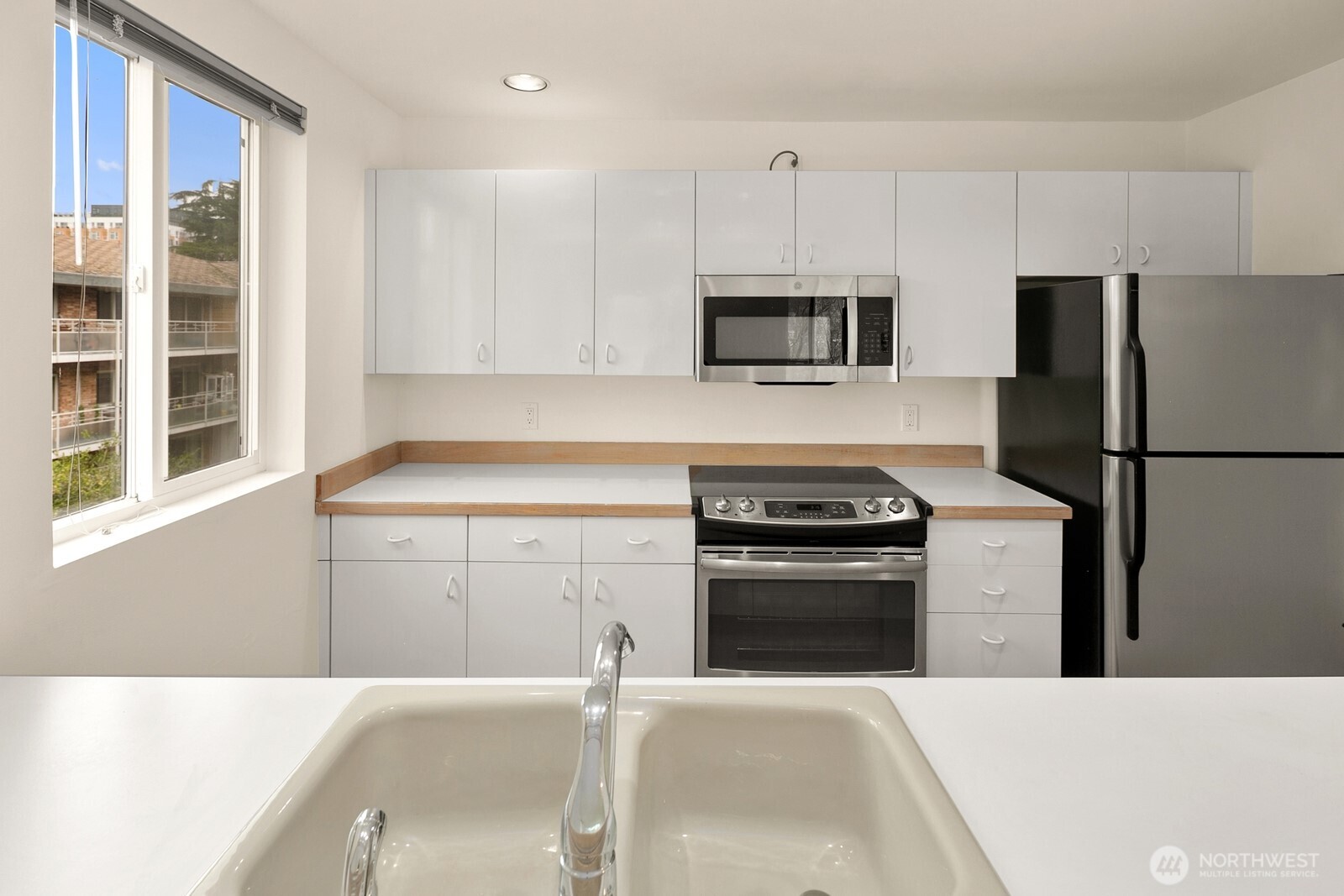 2328 Fairview Avenue E Unit: 201