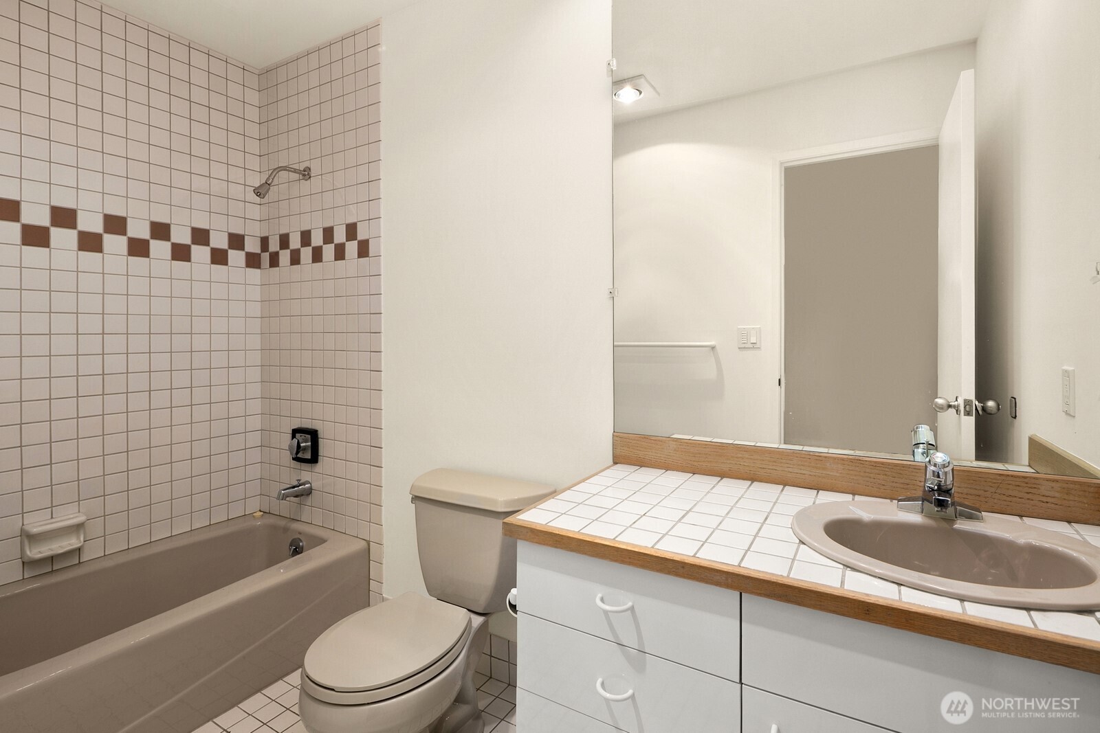 2328 Fairview Avenue E Unit: 201