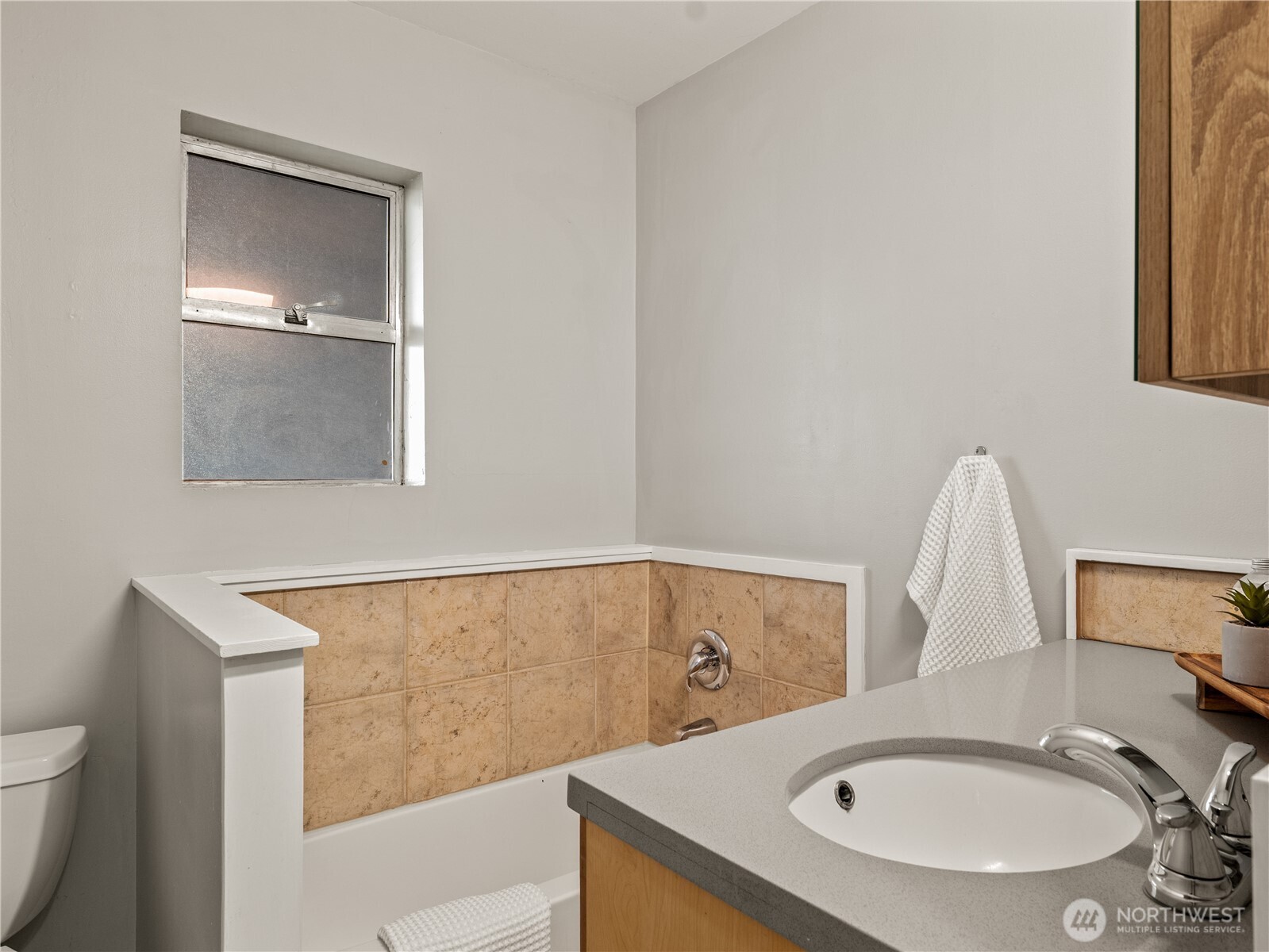 465 Winslow Way E Unit: 108