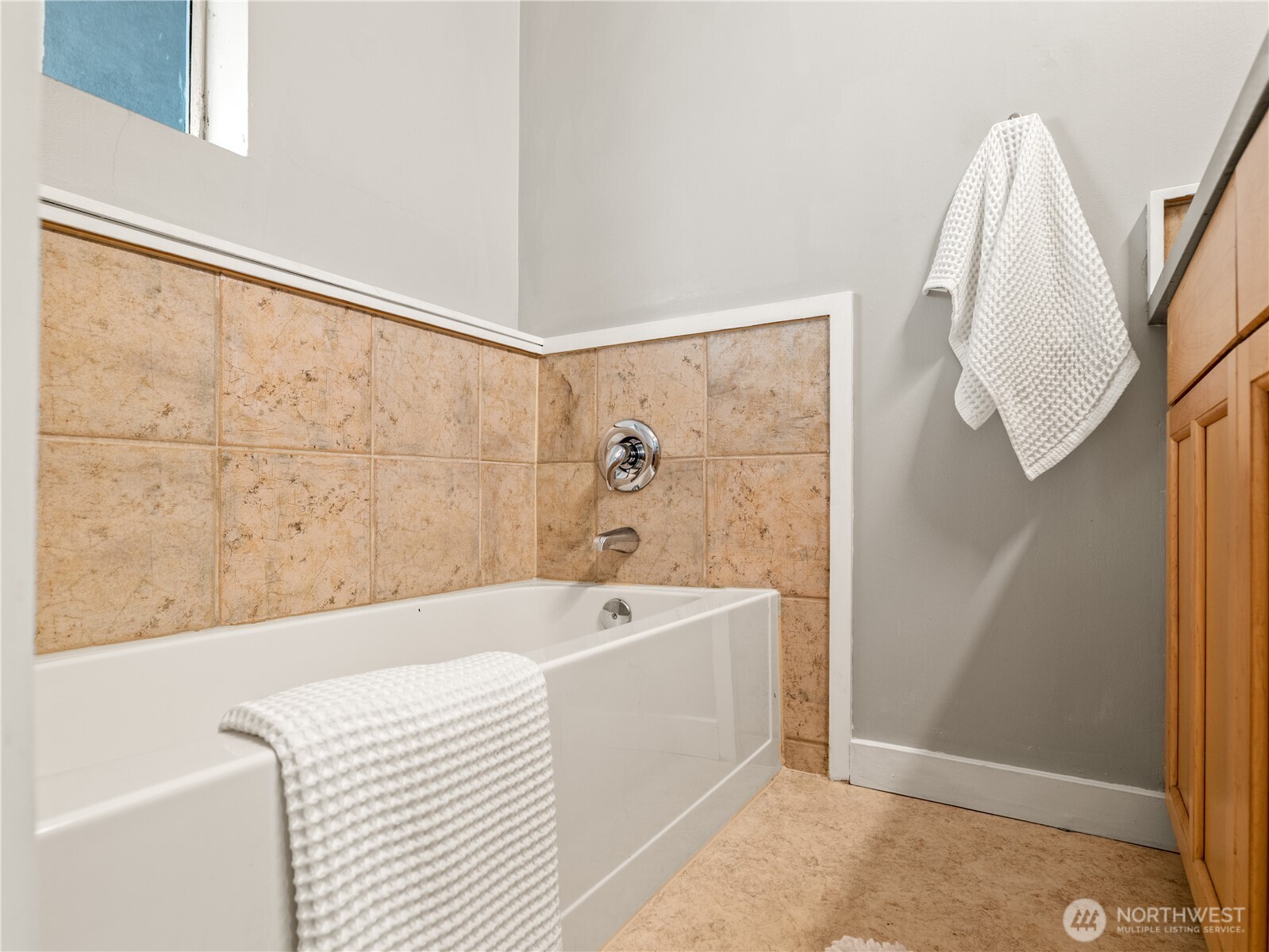 465 Winslow Way E Unit: 108