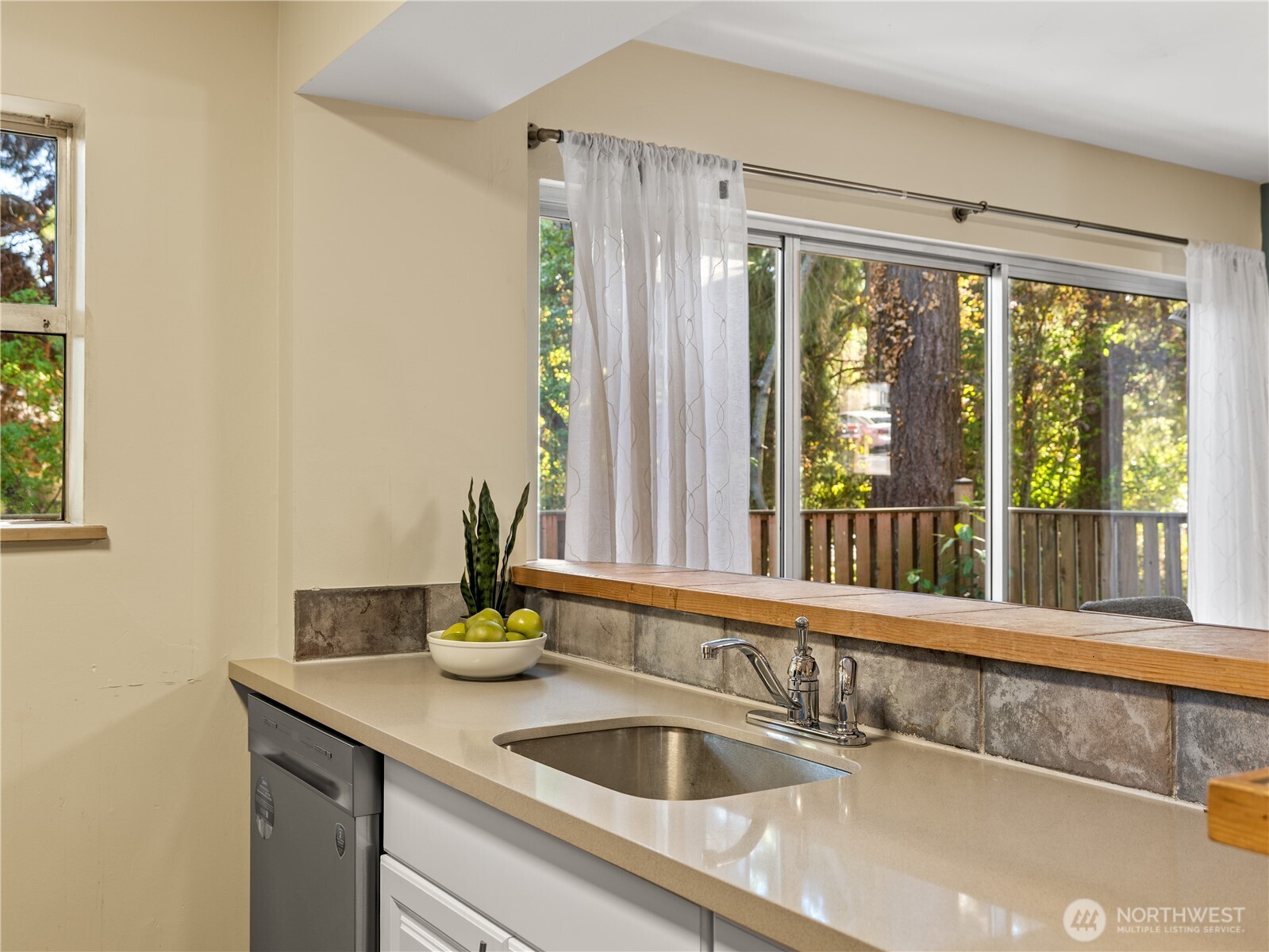 465 Winslow Way E Unit: 108