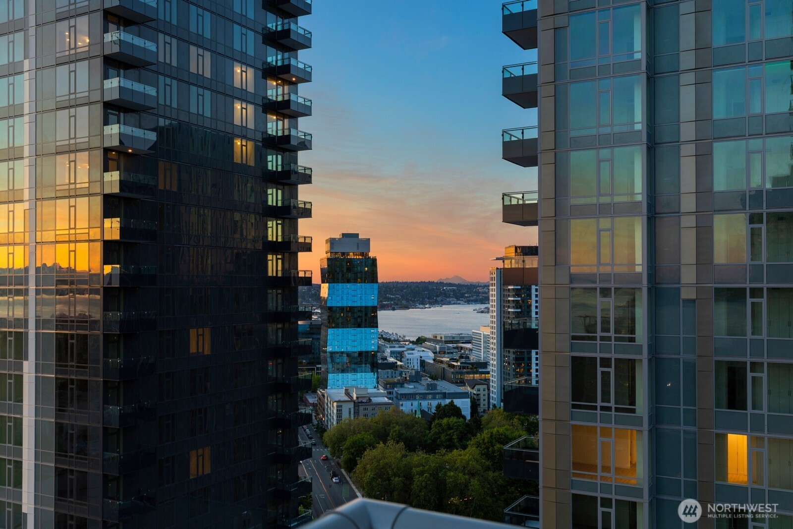 588 Bell Street Unit: 2102S