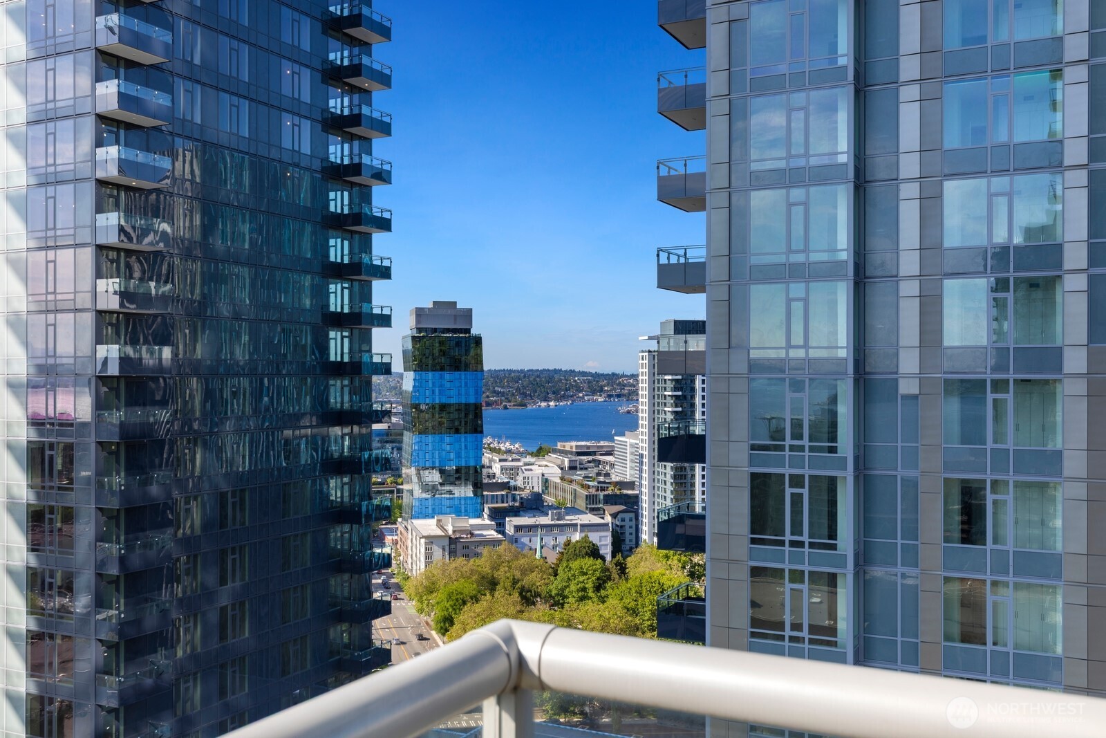 588 Bell Street Unit: 2102S