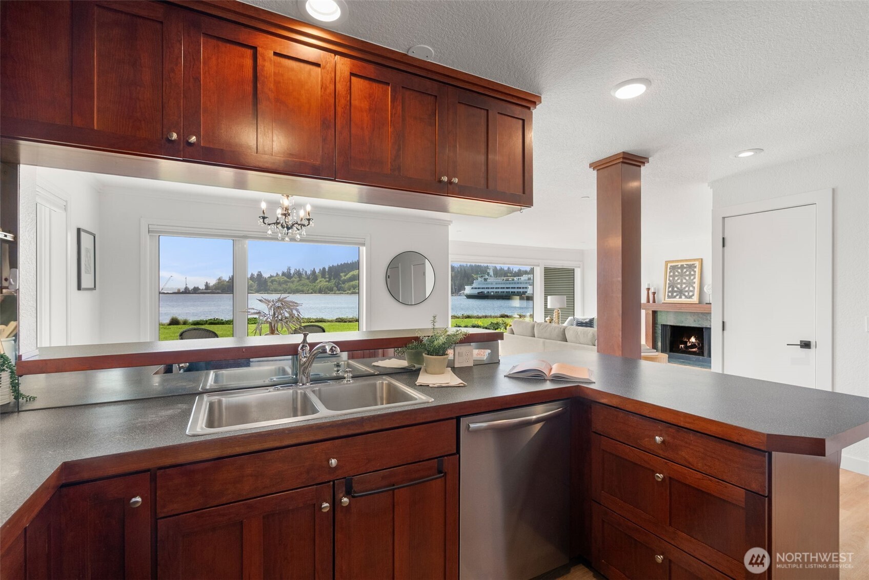 428 Harborview Drive SE