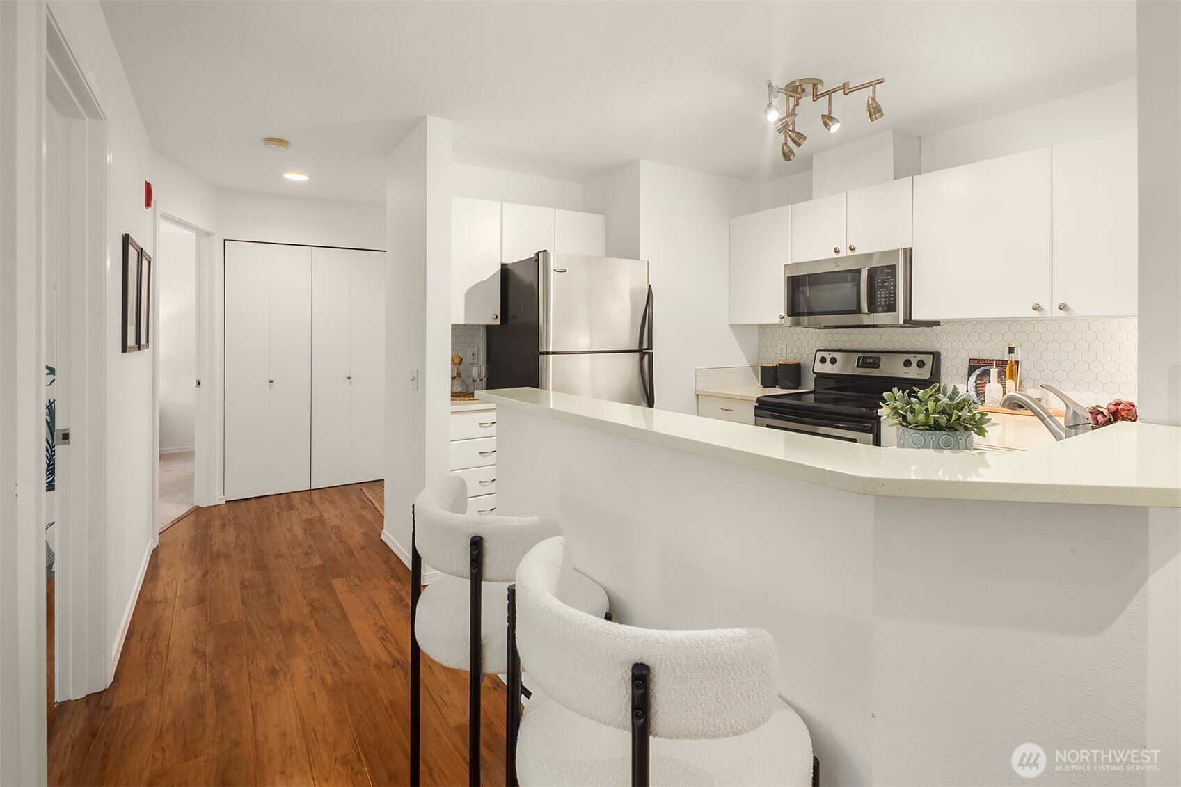 323 Queen Anne Avenue N Unit: 217