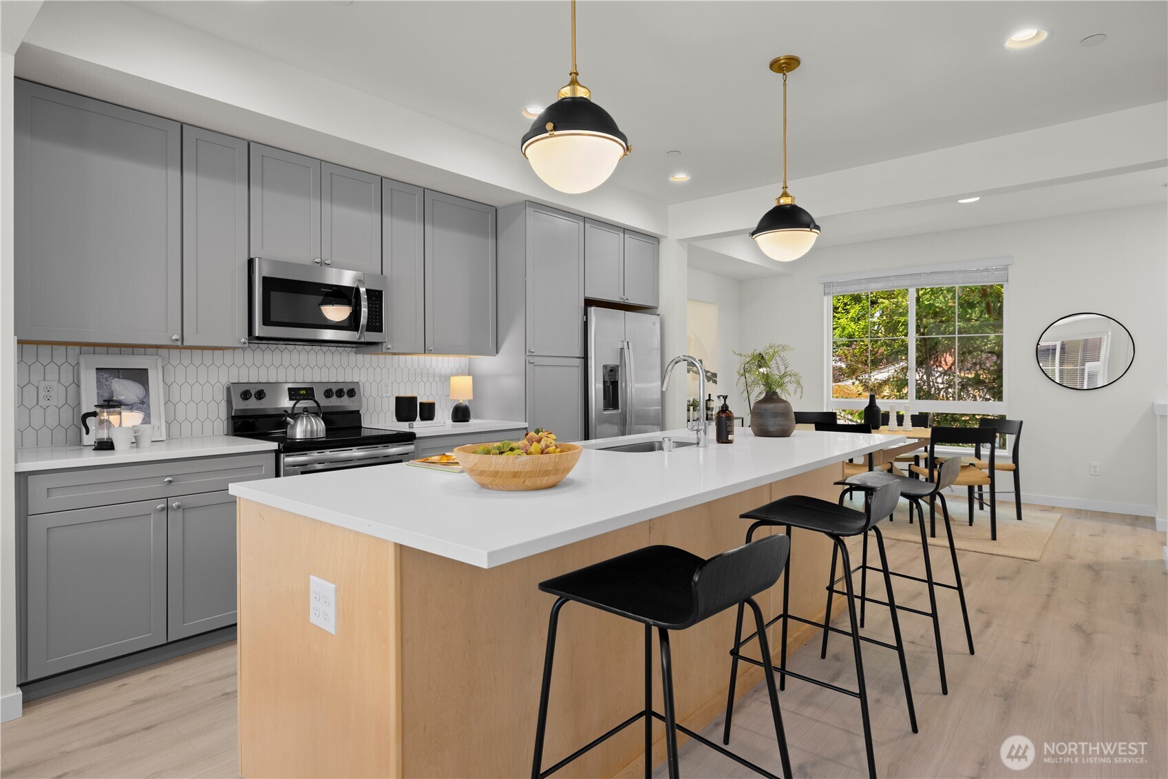 18527 1st Ave NE Unit: C