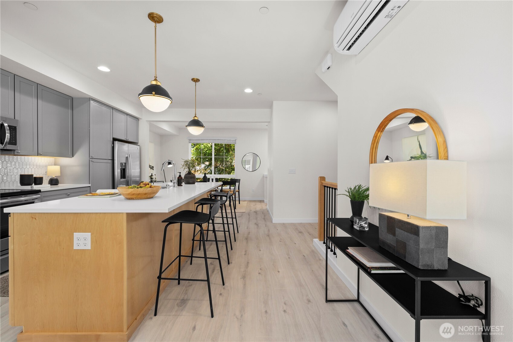 18527 1st Ave NE Unit: C