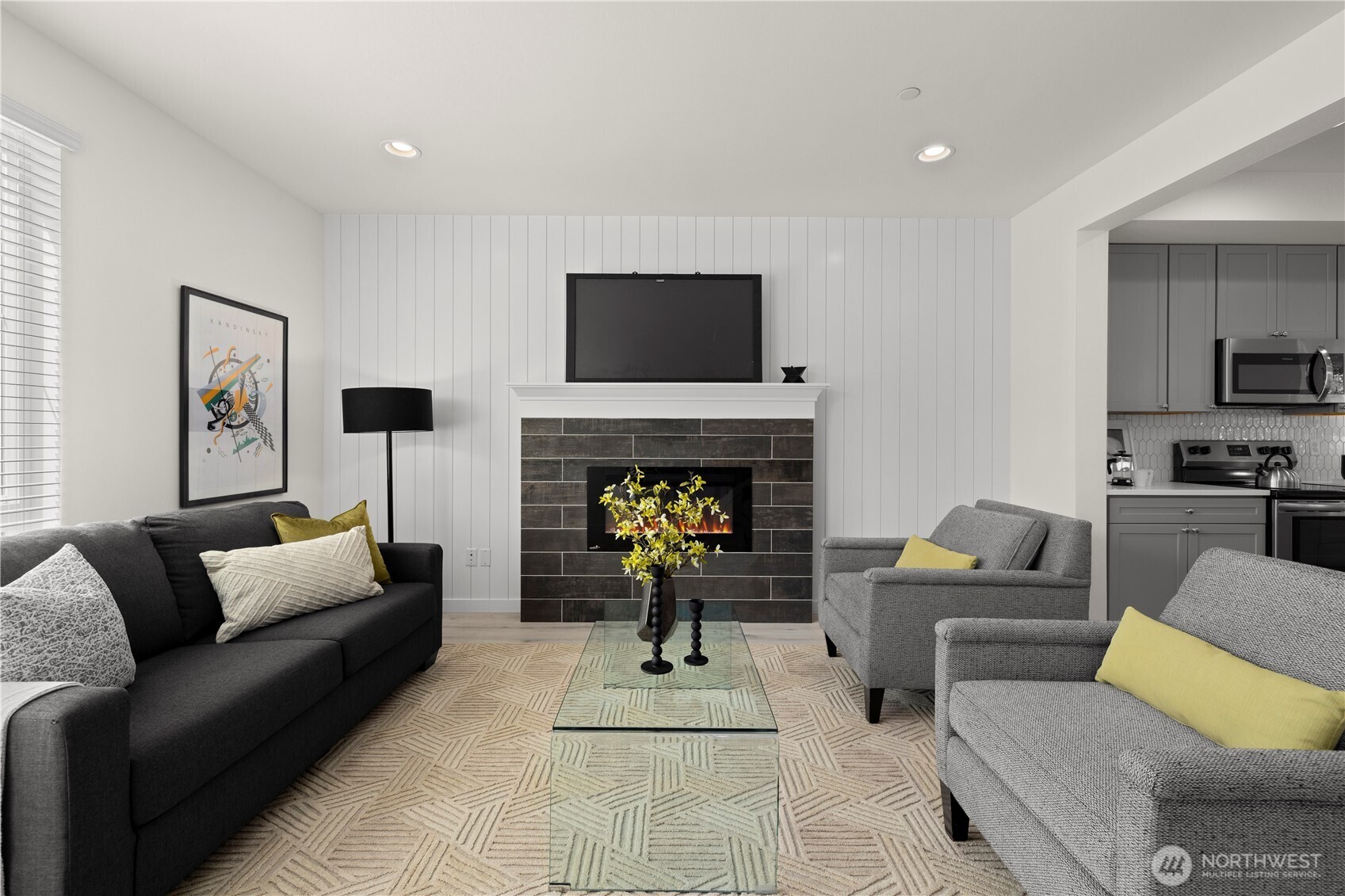 18527 1st Ave NE Unit: C